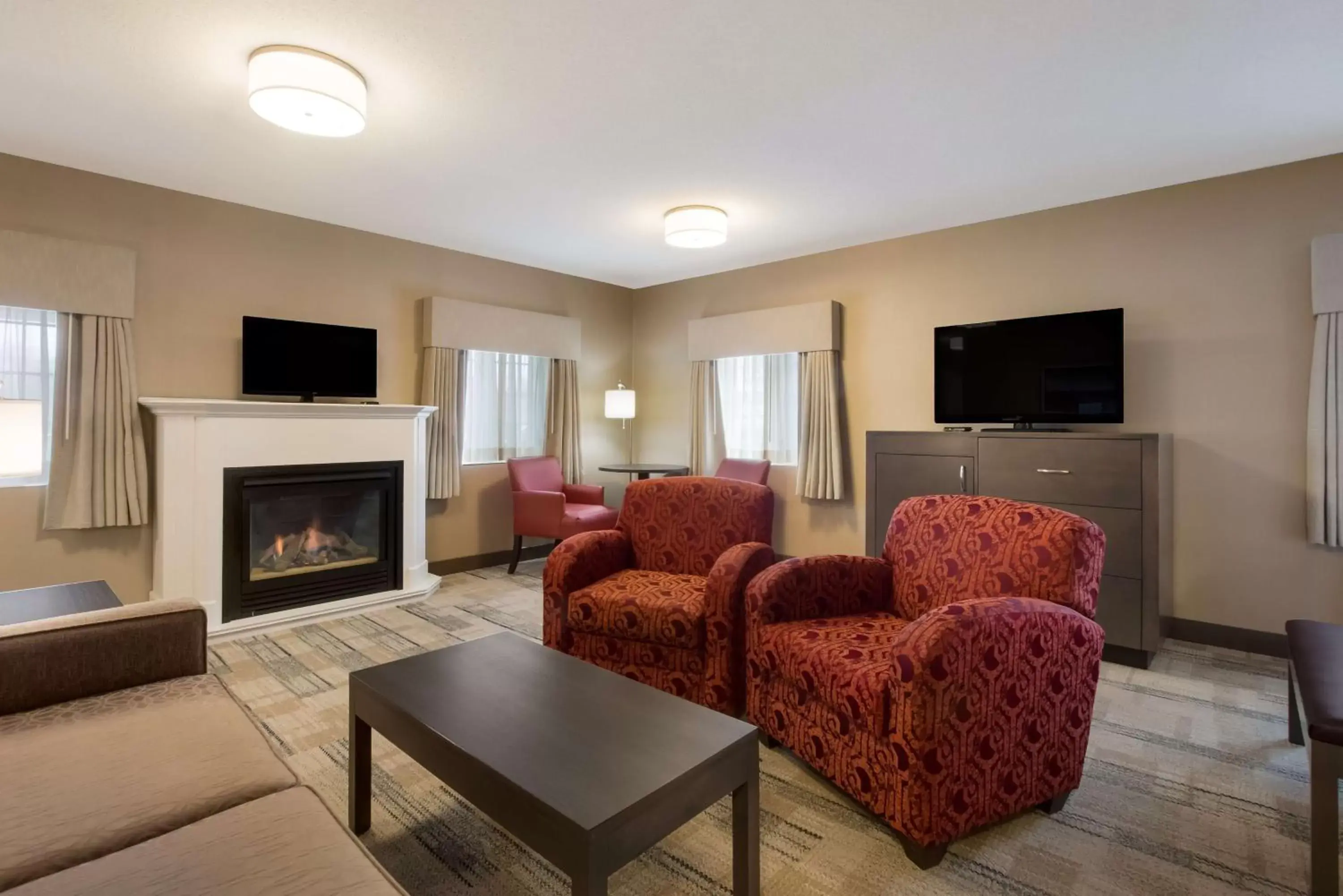 Bedroom, Seating Area in Best Western Colonel Butler Inn