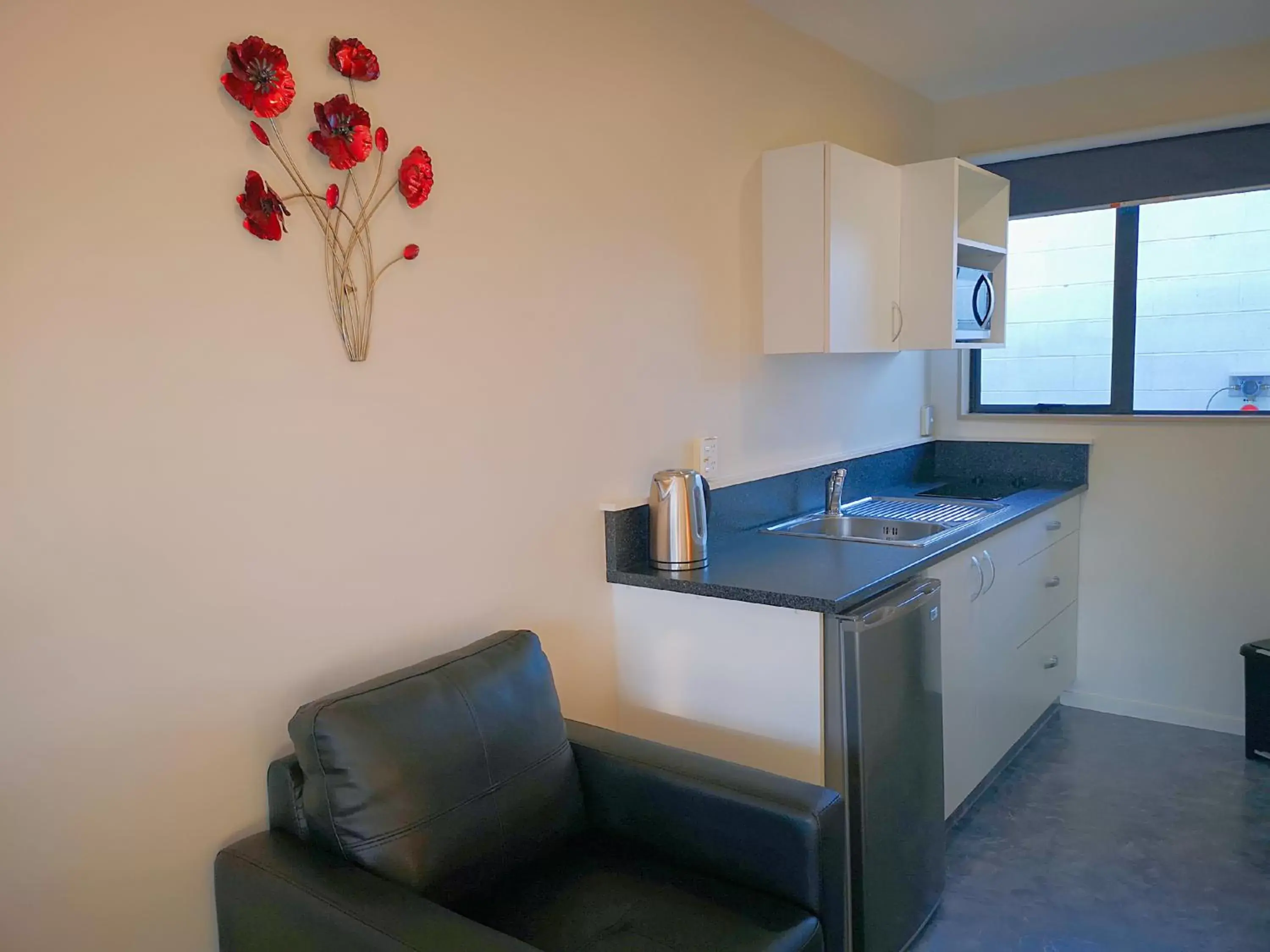 Coffee/tea facilities, Kitchen/Kitchenette in Aston Court Motel