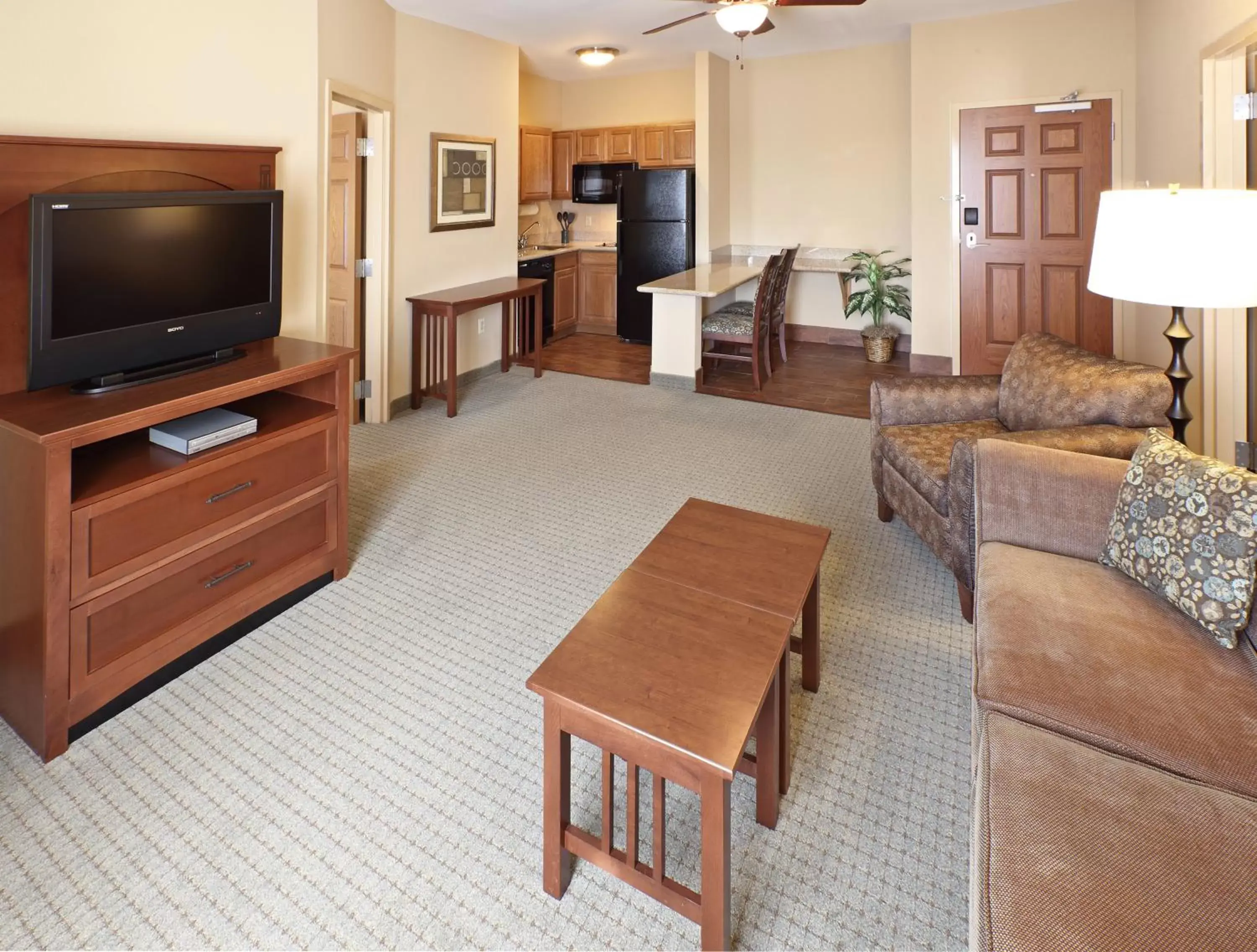 Photo of the whole room, TV/Entertainment Center in Staybridge Suites Rogers - Bentonville, an IHG Hotel