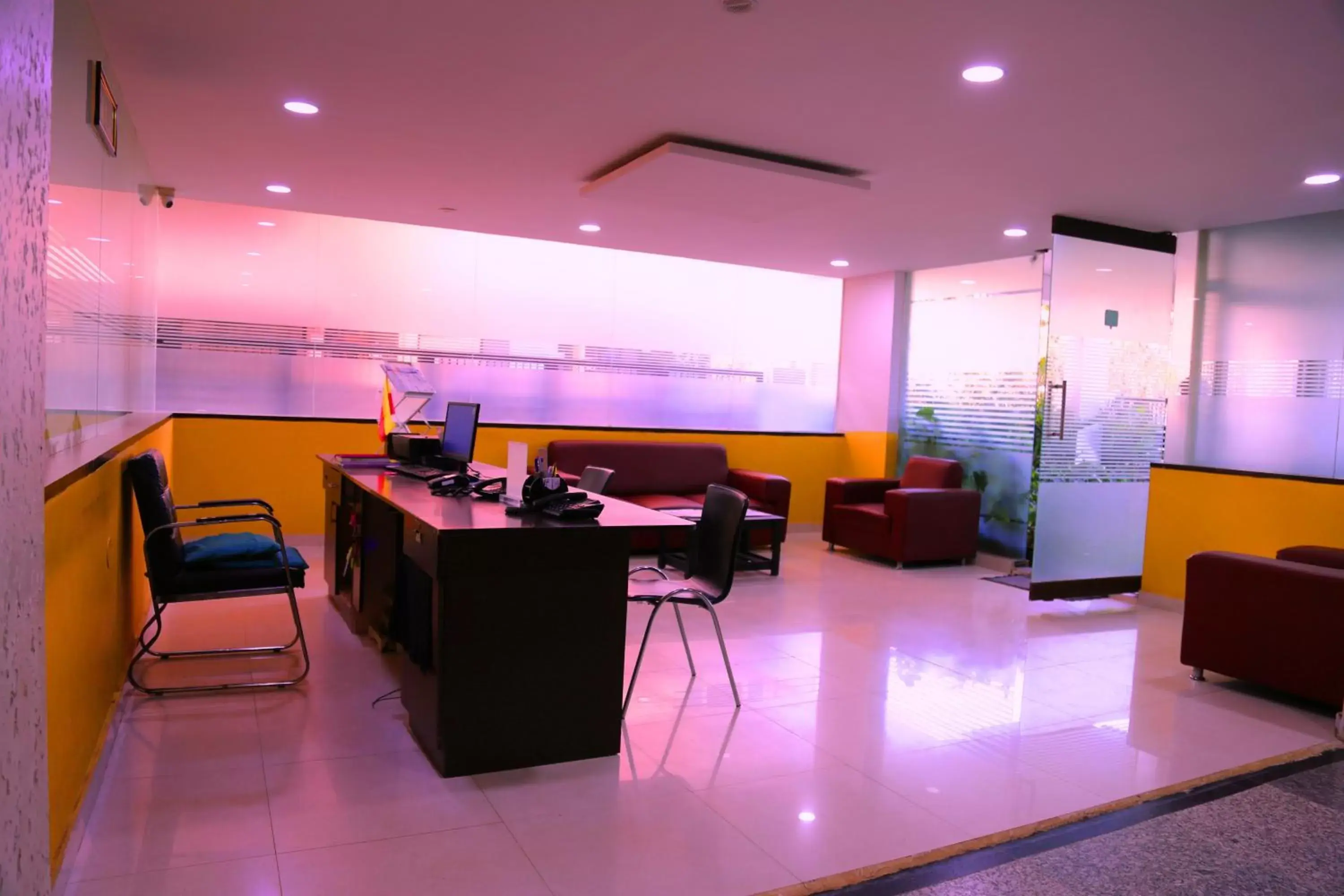 Lobby or reception, Restaurant/Places to Eat in Airport Gateway Hotel