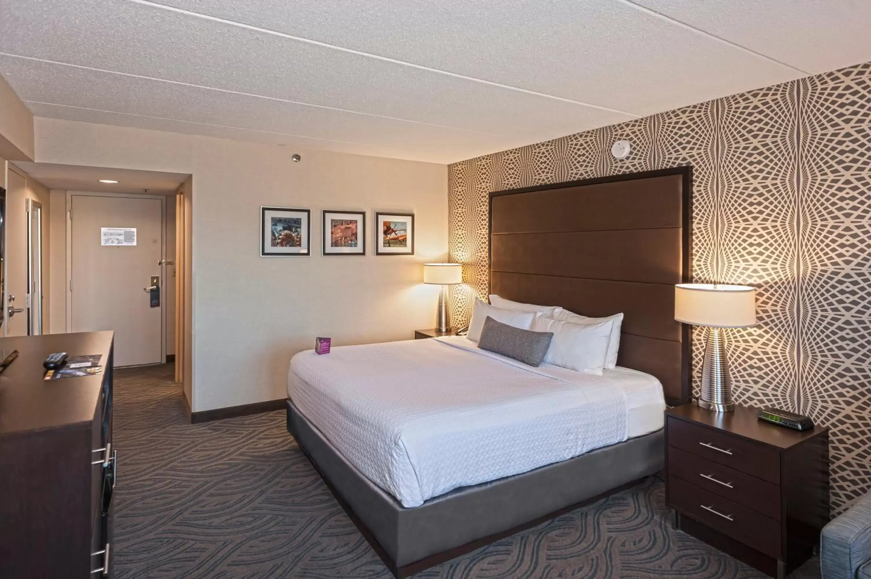 Photo of the whole room, Bed in Crowne Plaza Suites MSP Airport an IHG Hotel