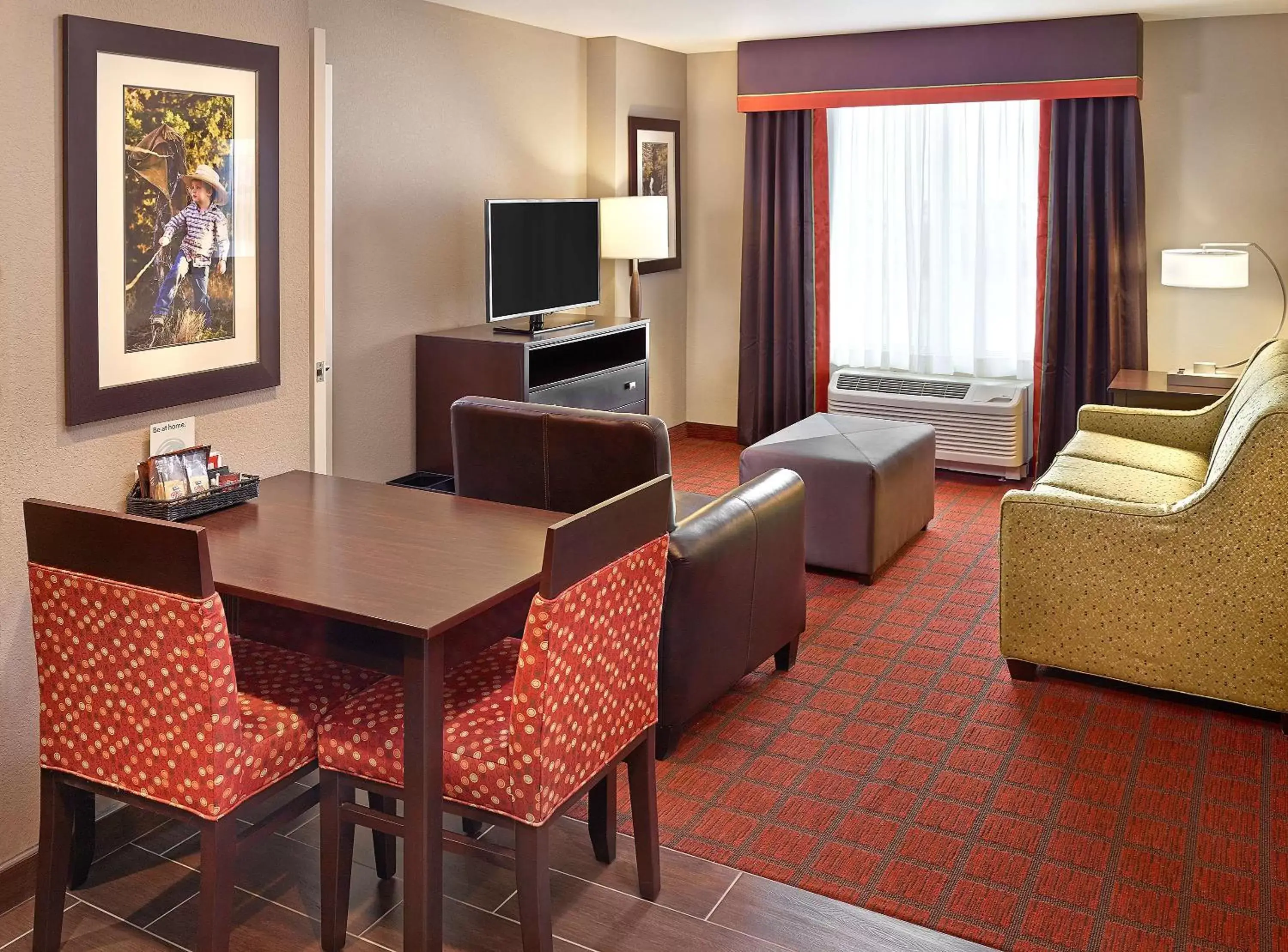 Living room, TV/Entertainment Center in Homewood Suites Calgary Airport