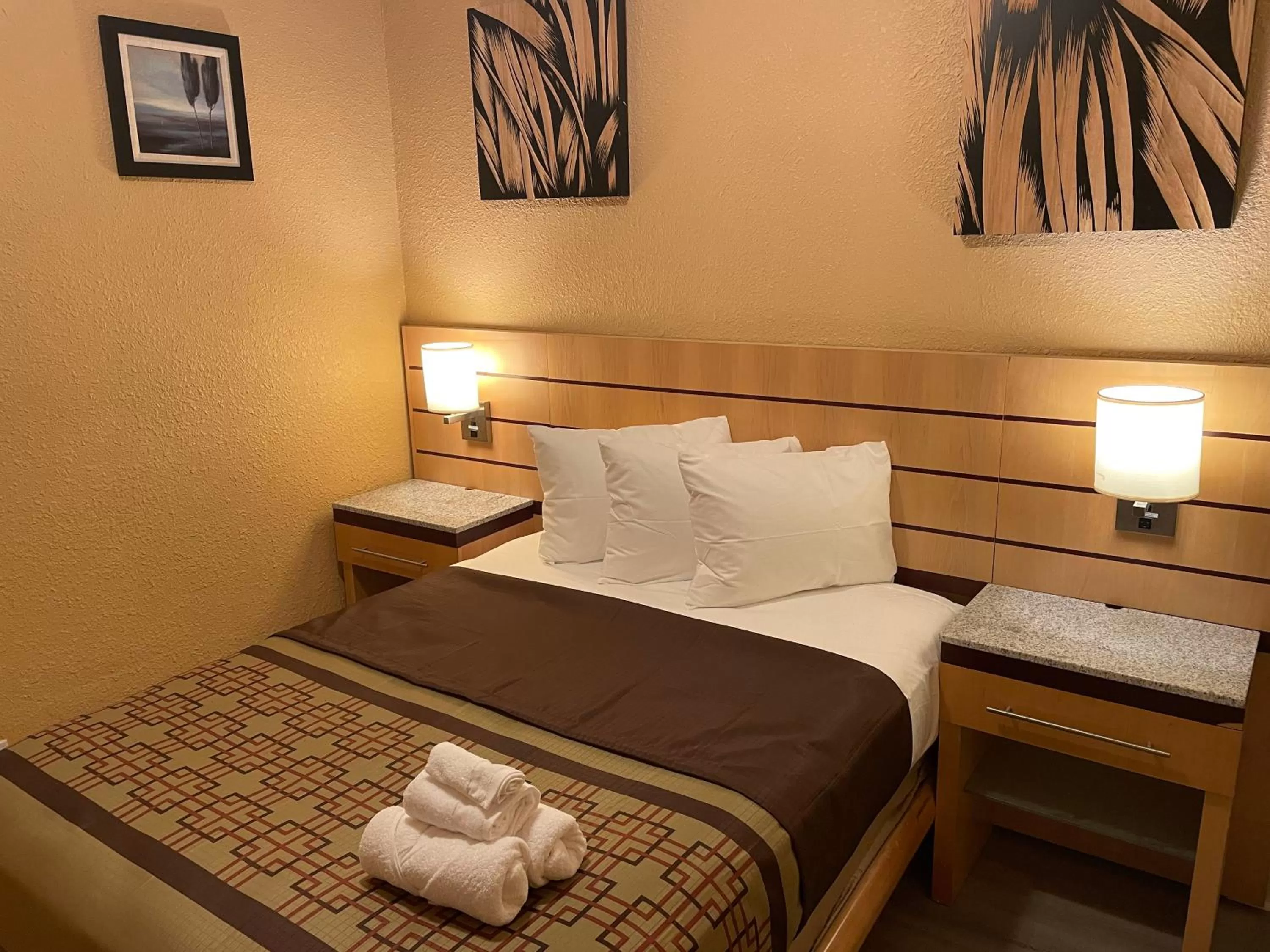 Bedroom, Bed in Sunburst Hotel