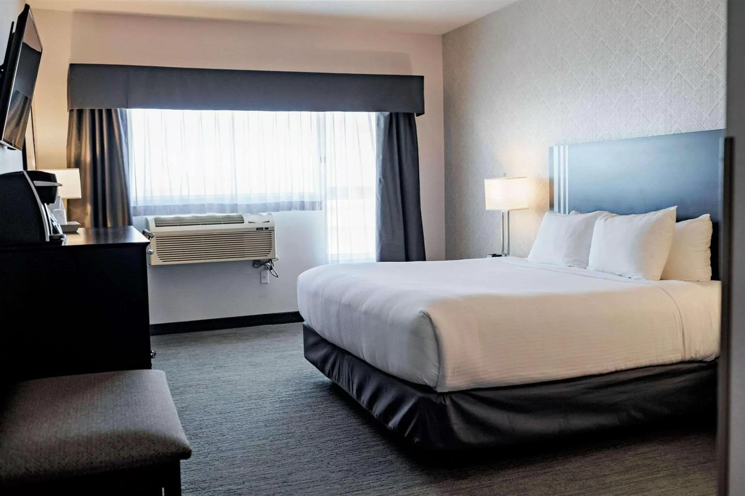 Bedroom, Bed in Park Inn by Radisson Leduc AB