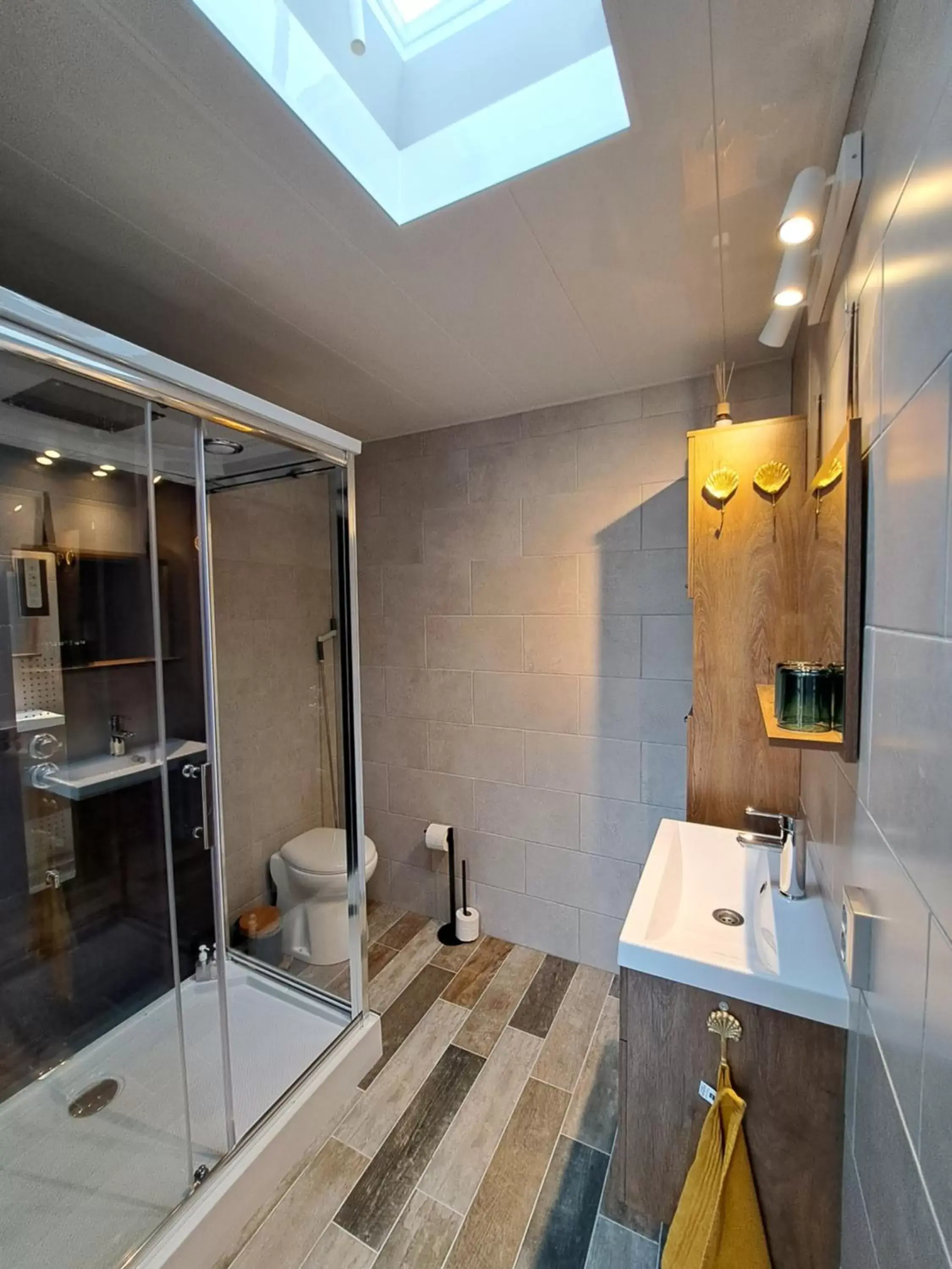 Shower, Bathroom in bnbheerhugowaard wooden