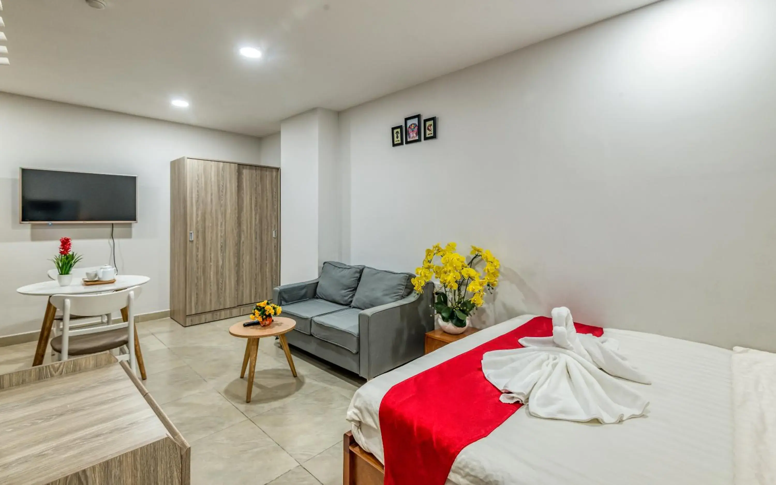 Communal lounge/ TV room, Bed in Cherry Hotel and Apartment Communal lounge/ TV room, Bed in Cherry Hotel and Apartment