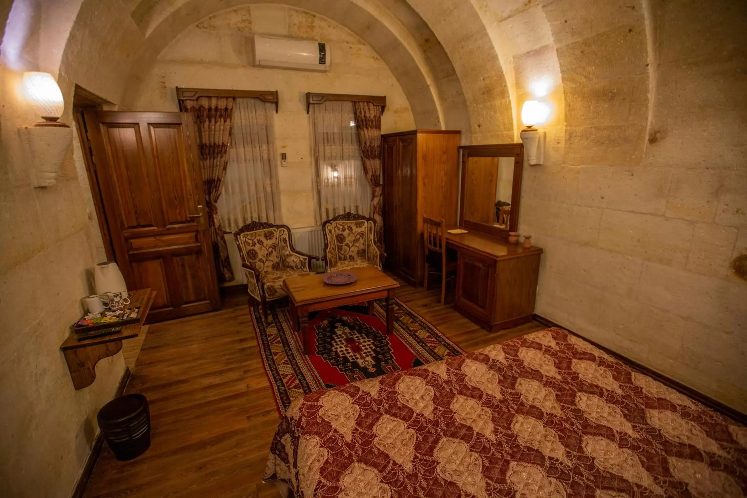 Photo of the whole room, Seating Area in Stone House Cave Hotel