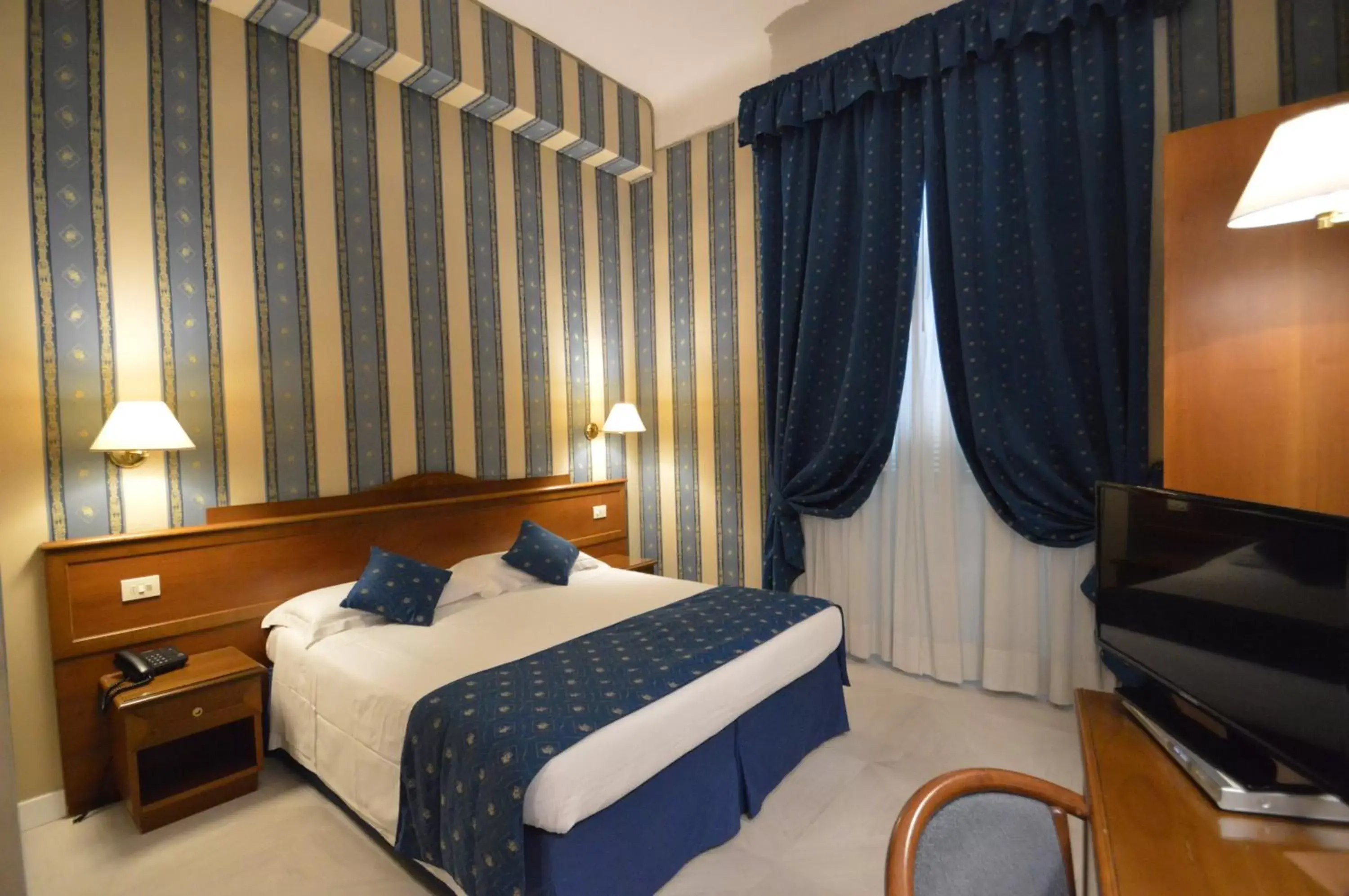 Photo of the whole room, Bed in Hotel Montecarlo