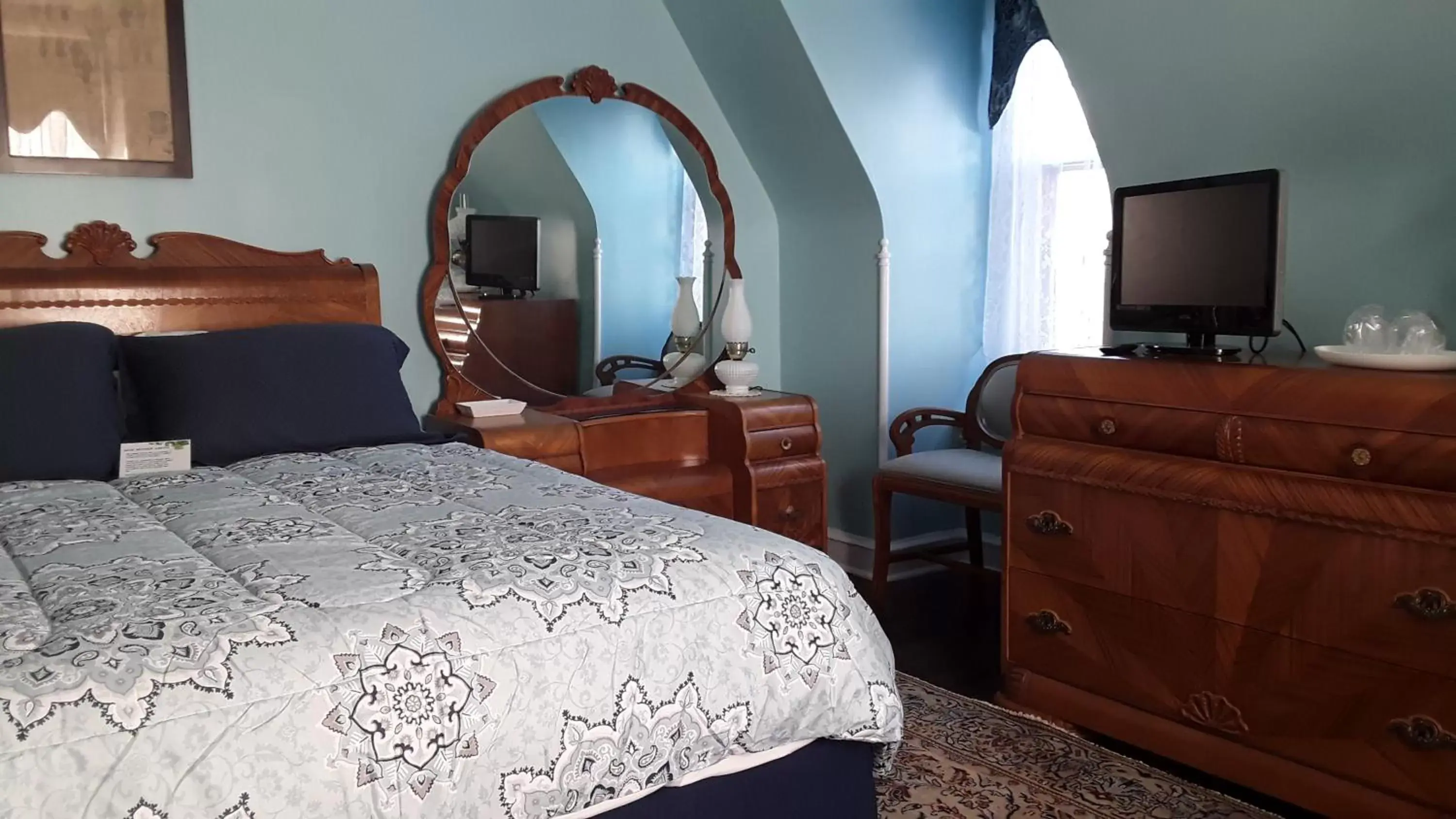 Deluxe Queen Room in Gifford-Risley House Bed and Breakfast Deluxe Queen Room in Gifford-Risley House Bed and Breakfast