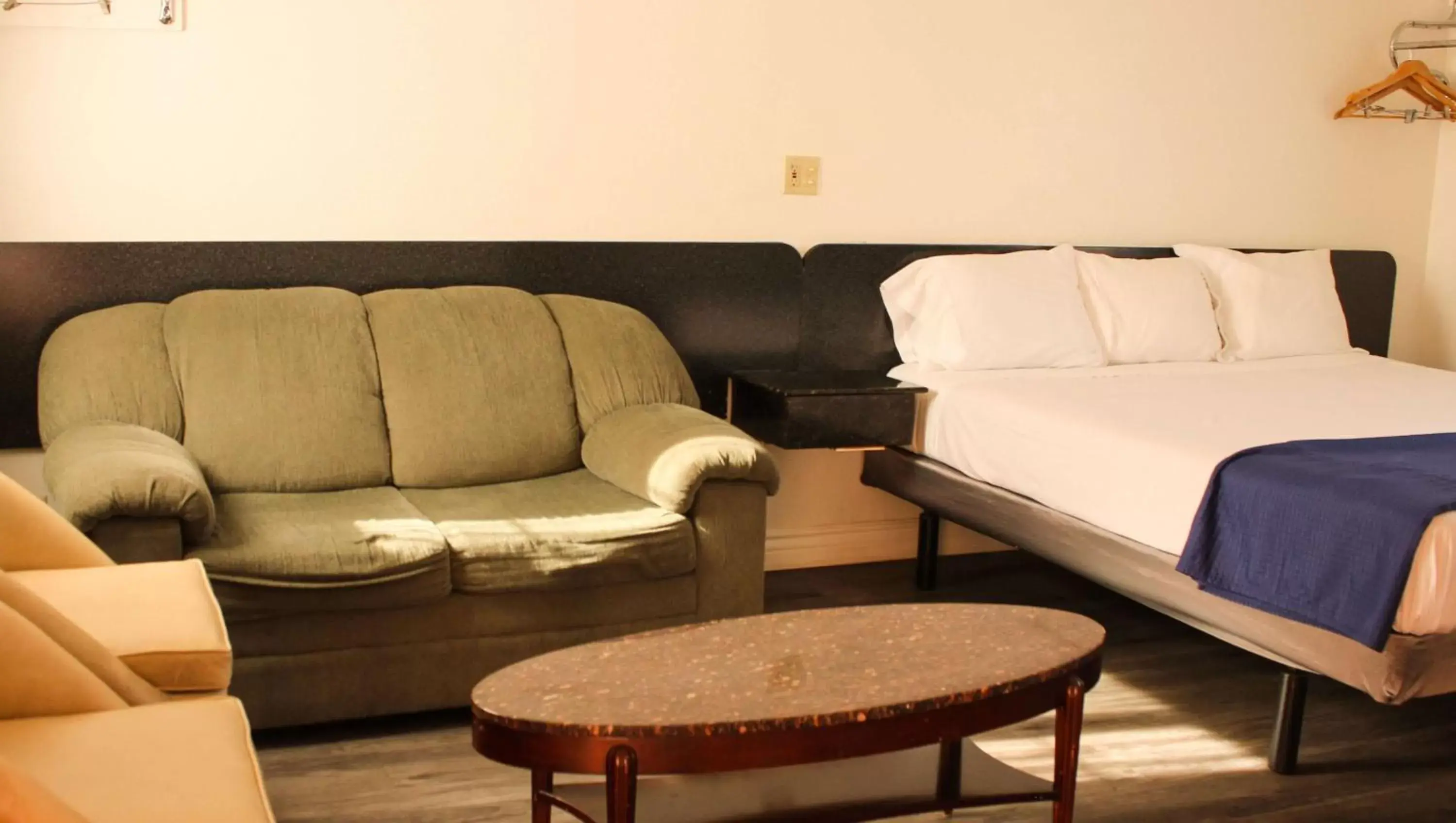 Photo of the whole room, Bed in Motel 6 Glendale CA Pasadena Burbank Los Angeles Photo of the whole room, Bed in Motel 6 Glendale CA Pasadena Burbank Los Angeles