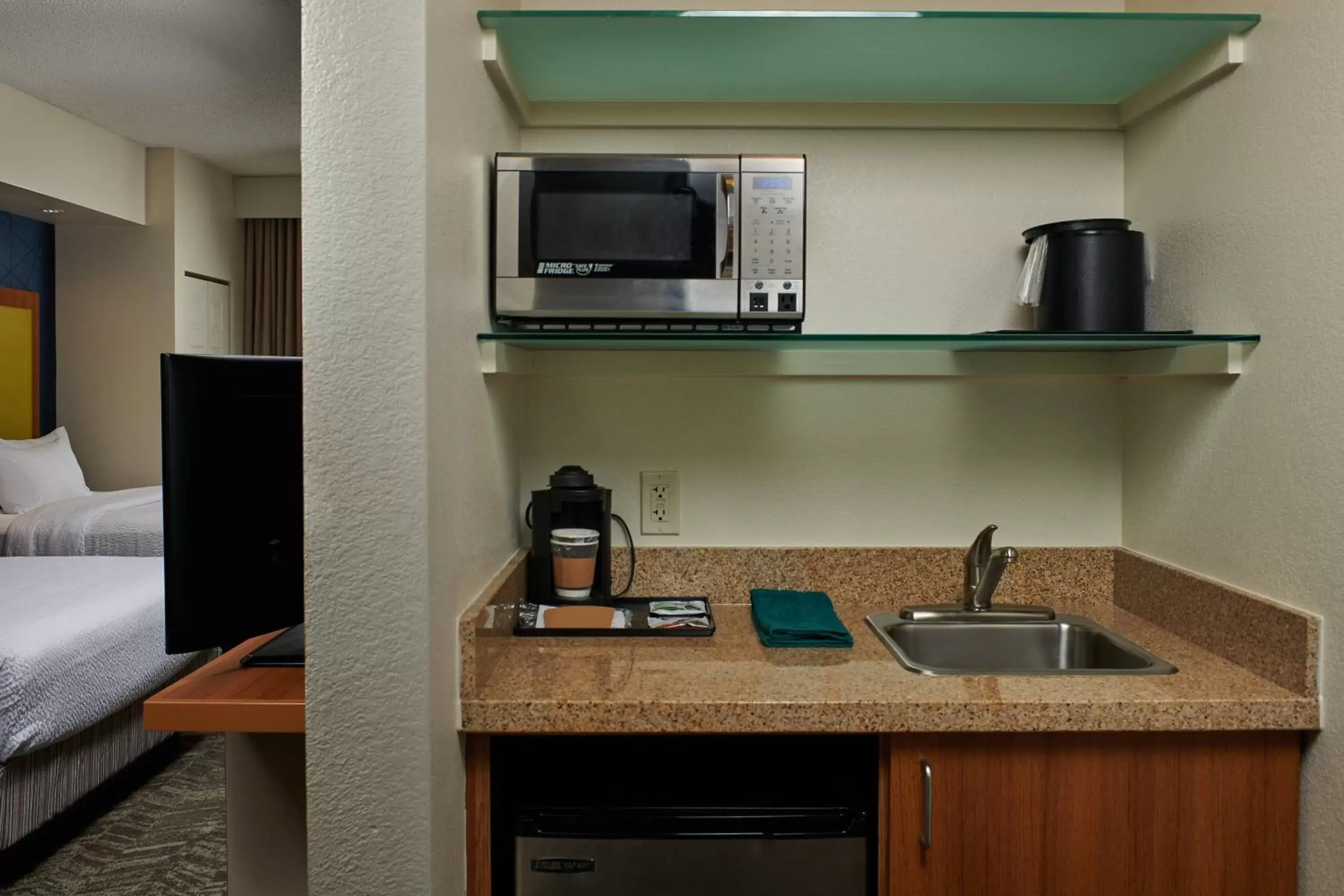Bedroom, Kitchen/Kitchenette in SpringHill Suites by Marriott Baton Rouge North / Airport