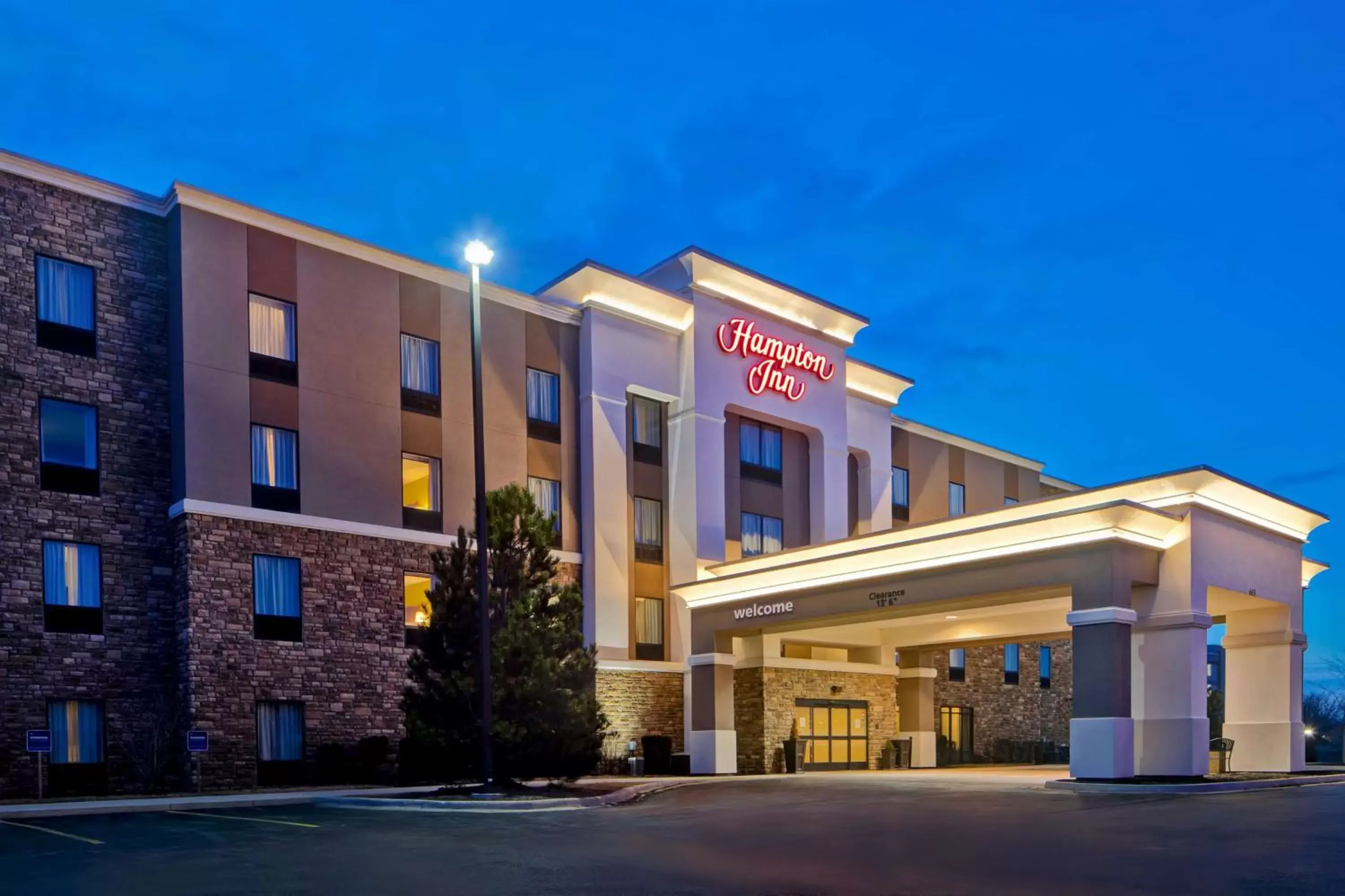 Property Building in Hampton Inn Dekalb - Near the University