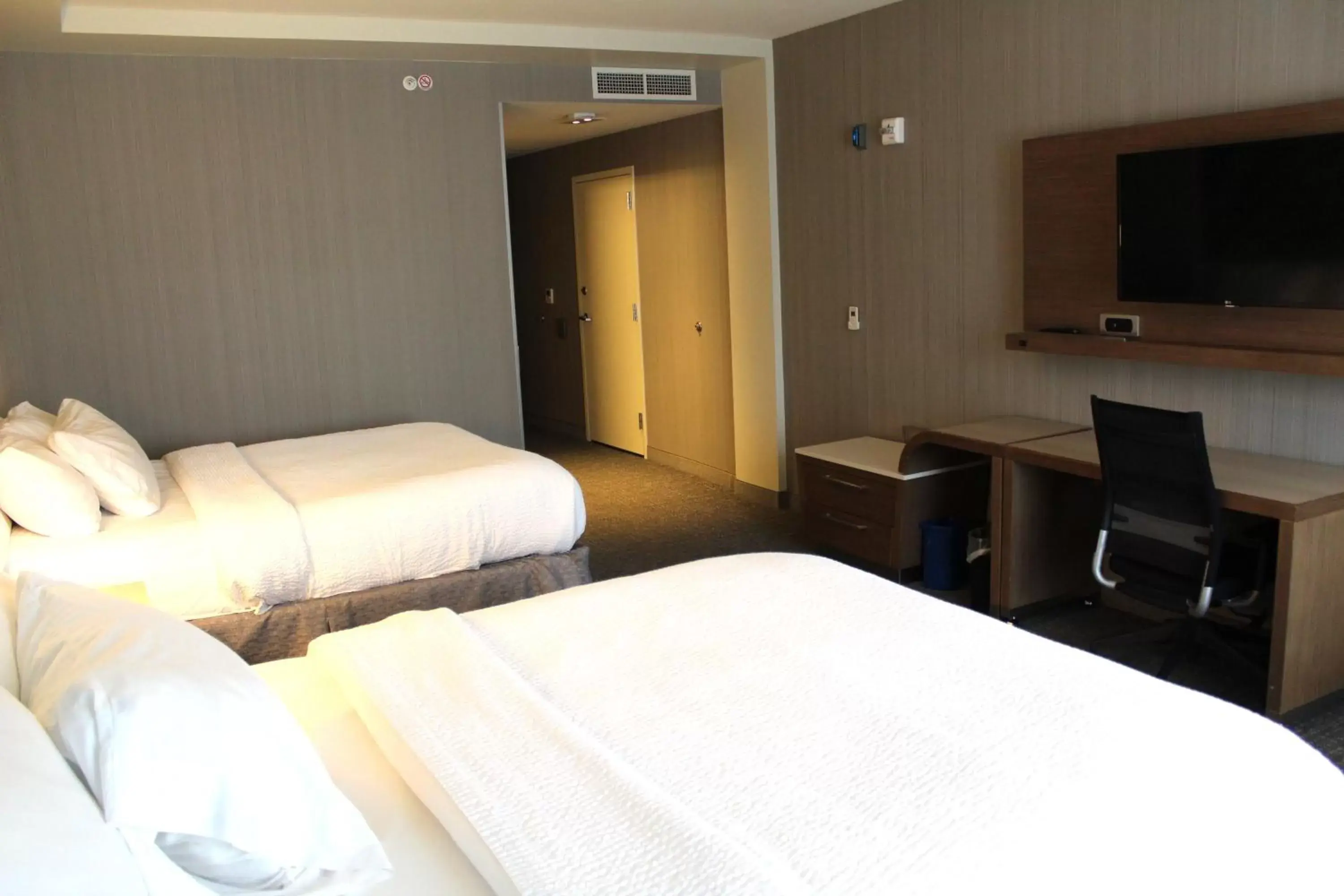 Bedroom, Bed in Courtyard by Marriott Muncie at Horizon Convention Center