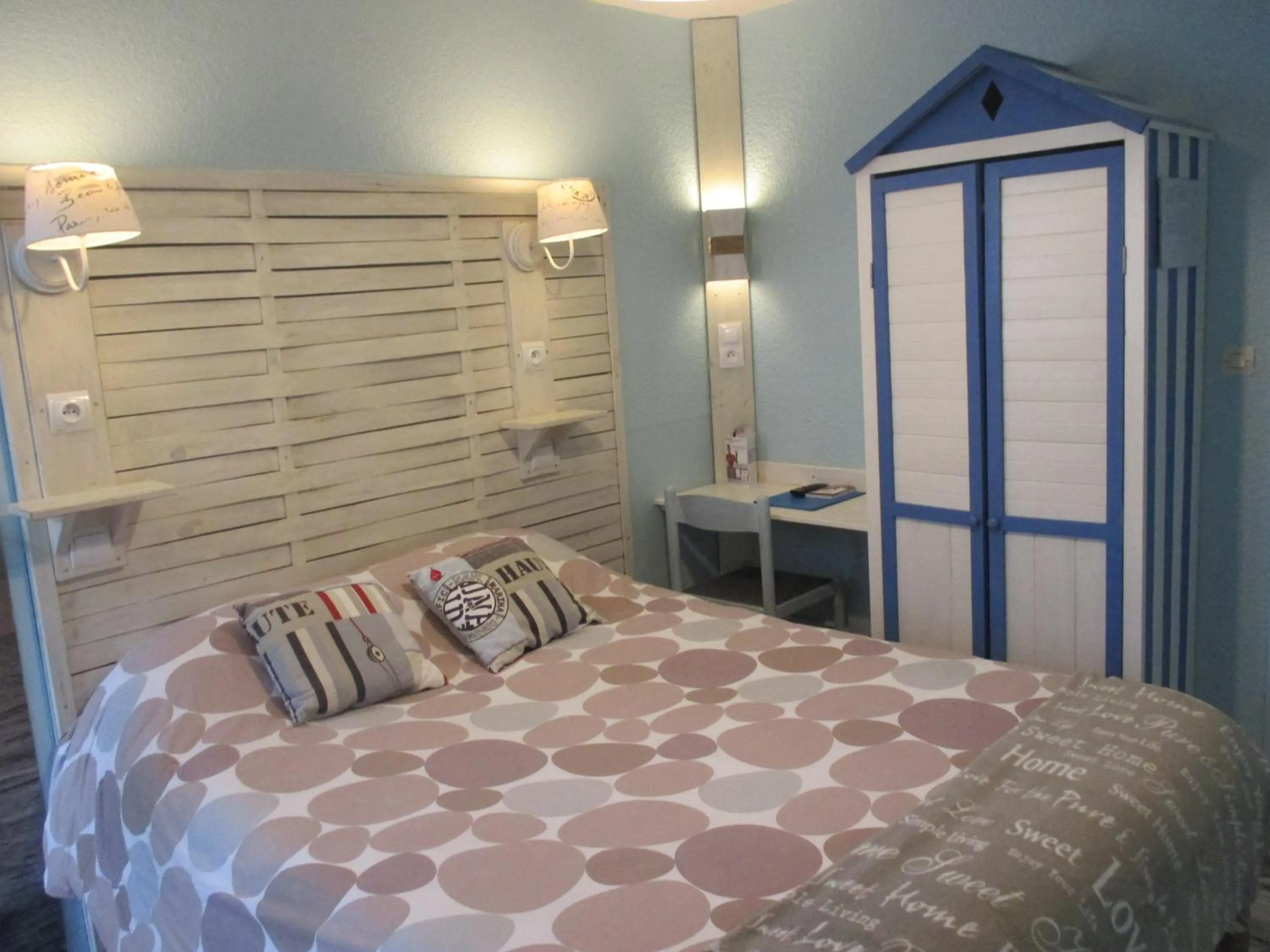 Photo of the whole room, Bed in Contact Hôtel Come Inn