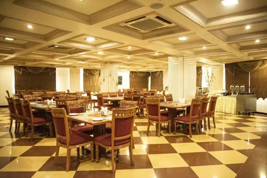 Restaurant/places to eat in Hotel Sapphire
