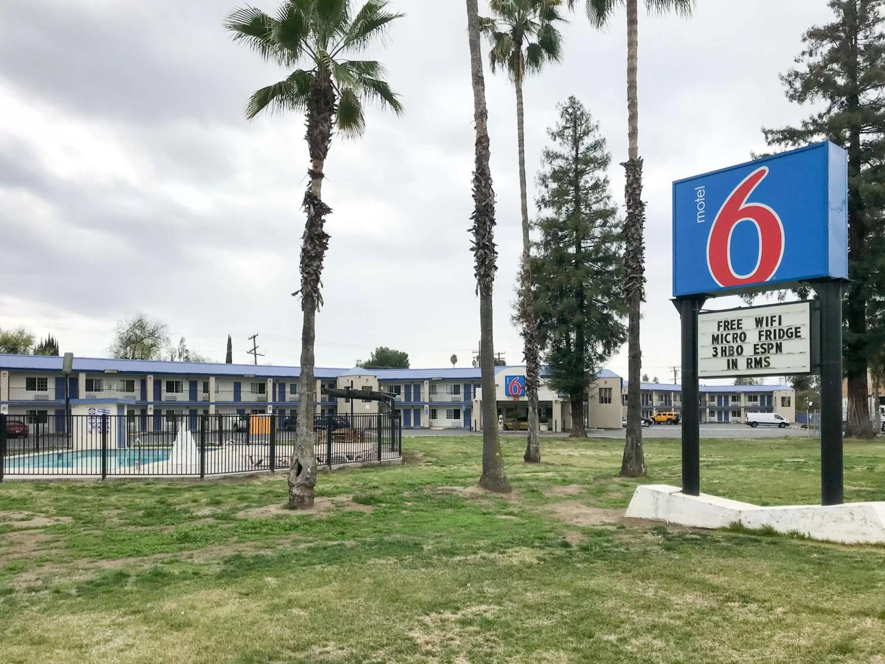 Property building in Motel 6-Visalia, CA