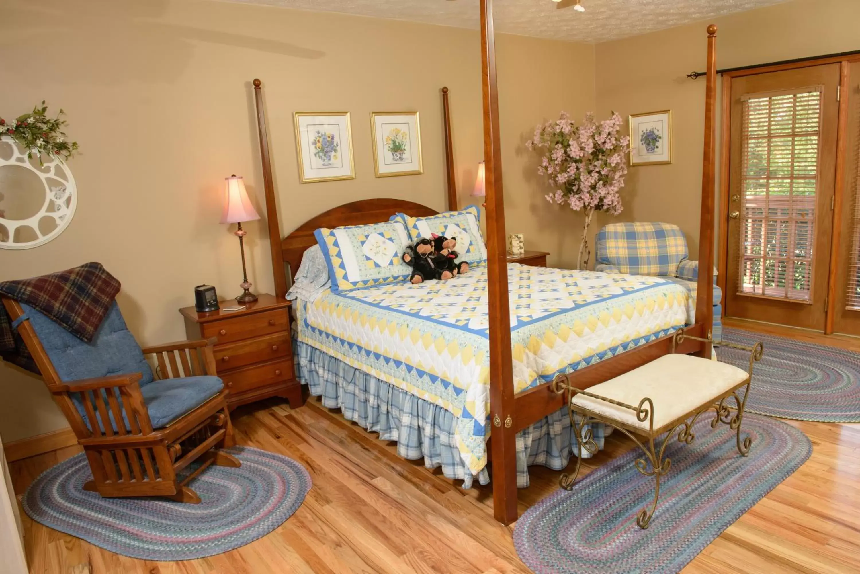Photo of the whole room, Bed in Berry Springs Lodge