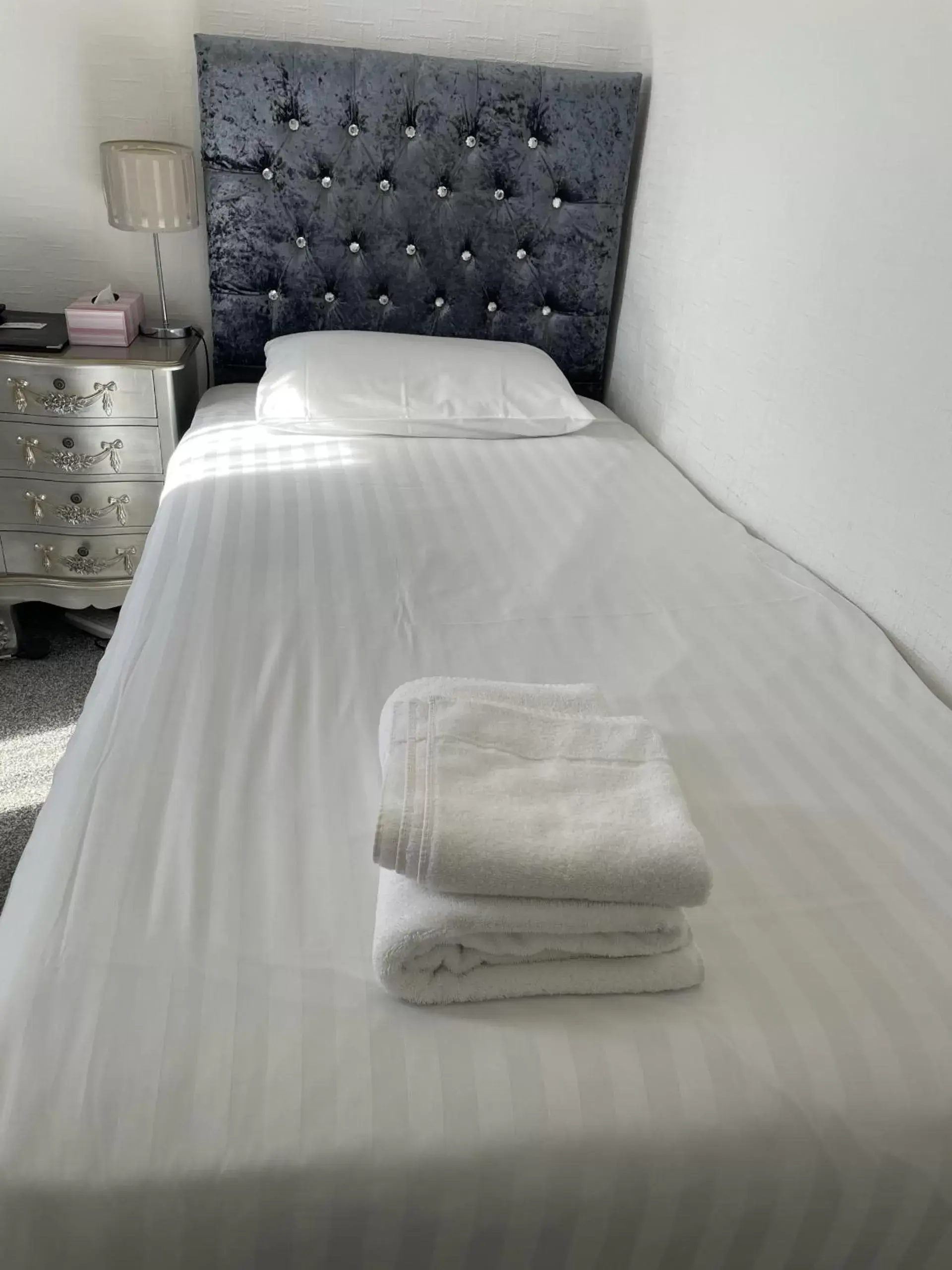 Bedroom, Bed in Diamonds Villa near York Hospital