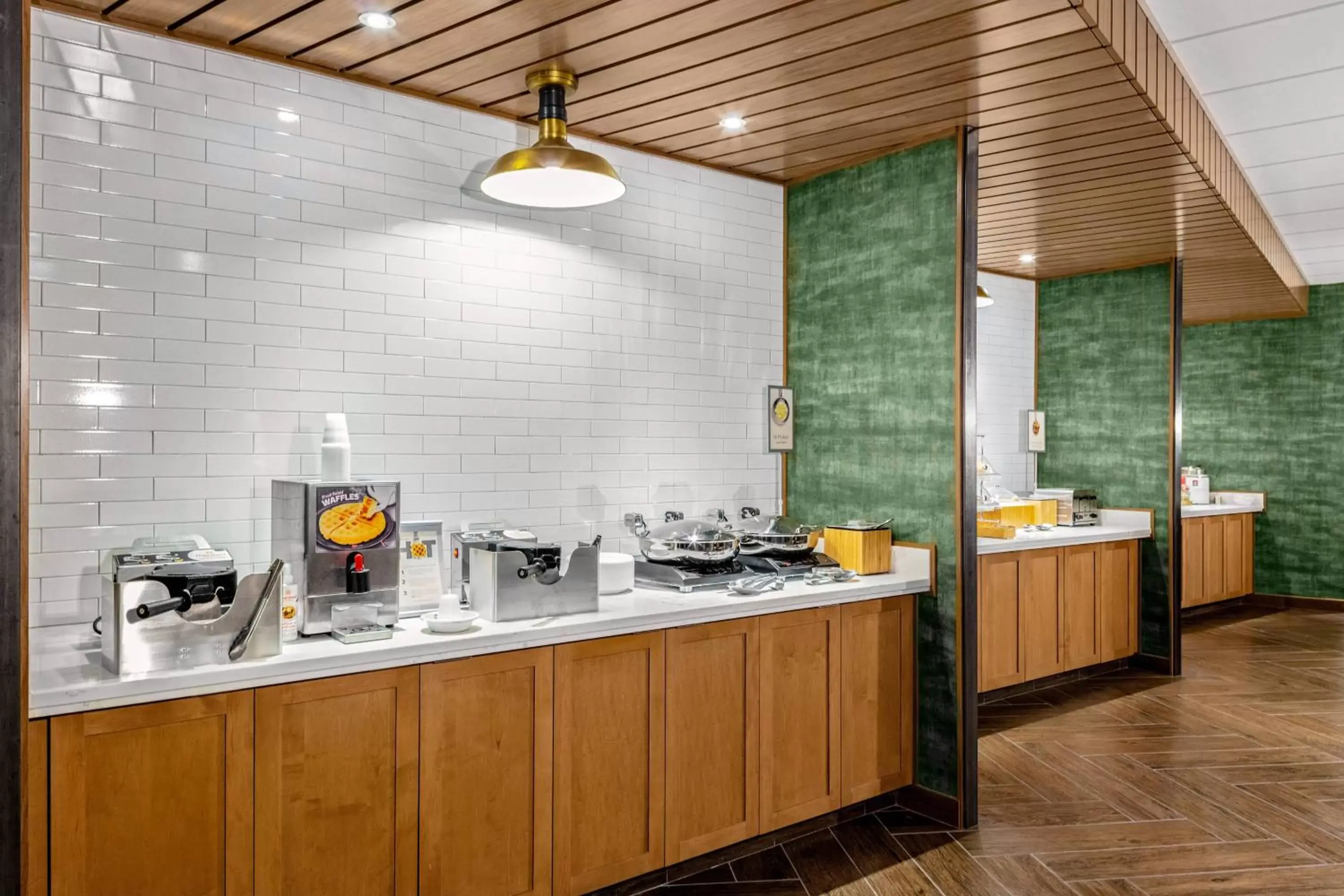 Breakfast, Kitchen/Kitchenette in Fairfield Inn & Suites by Marriott Queensbury Glens Falls/Lake George