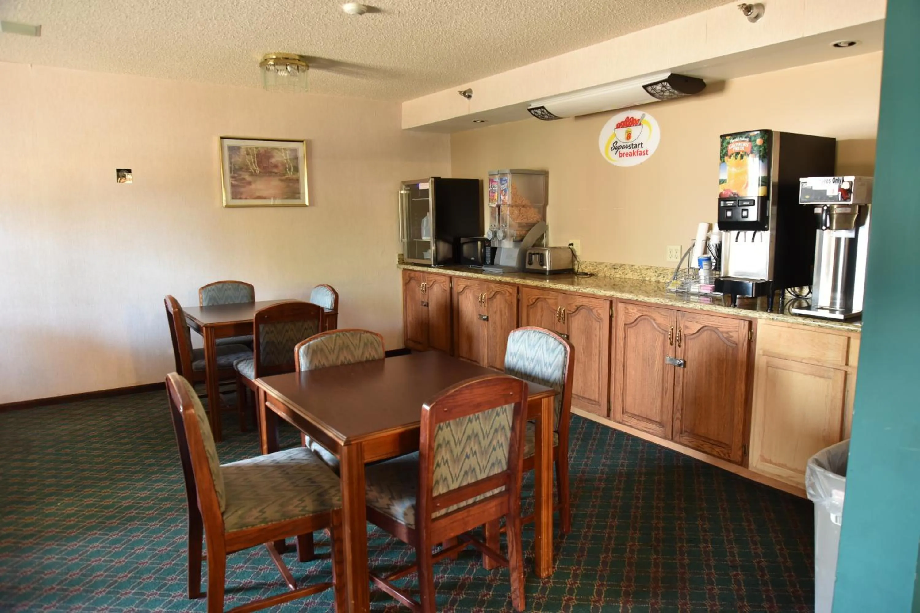 Restaurant/places to eat in Super 8 by Wyndham Springfield-Battlefield