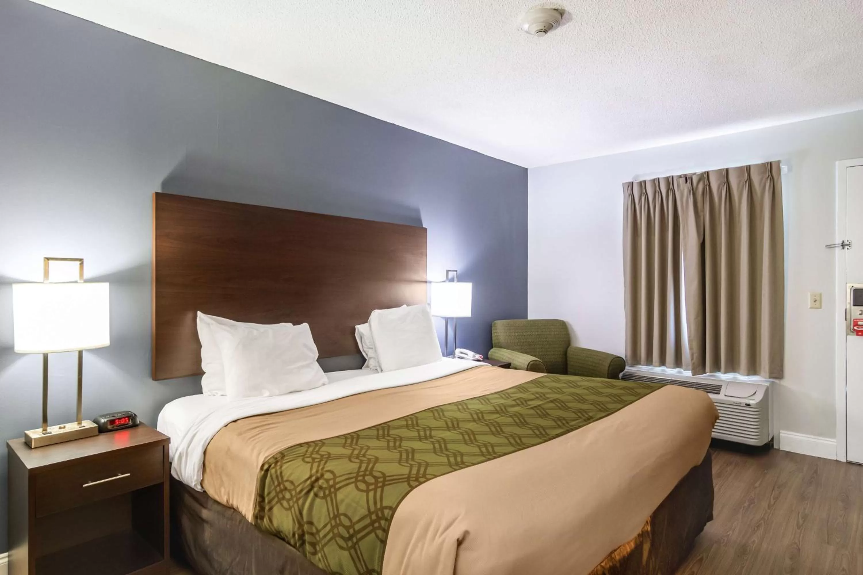 Bed in SureStay Hotel by Best Western Brunswick