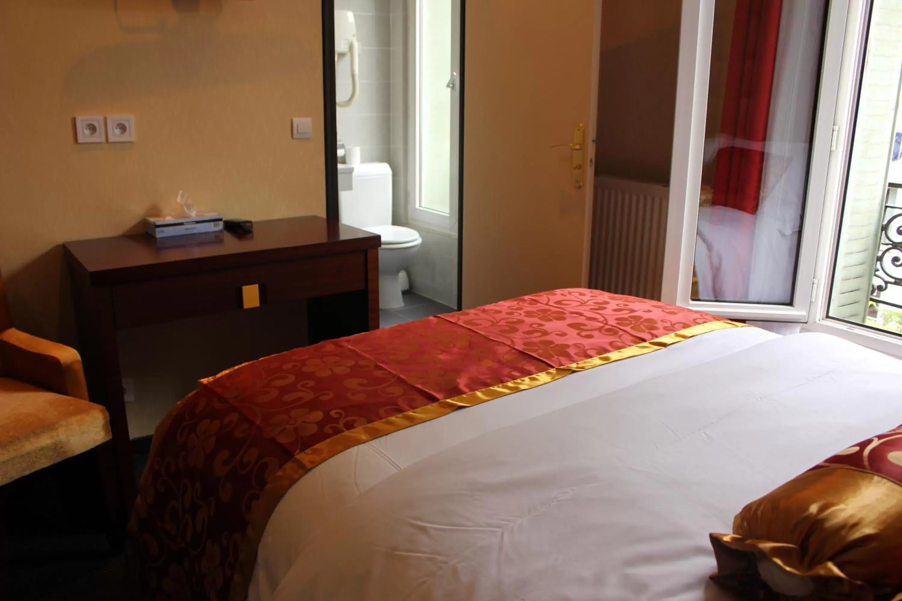 Bedroom, Bed in Hôtel des Buttes Chaumont