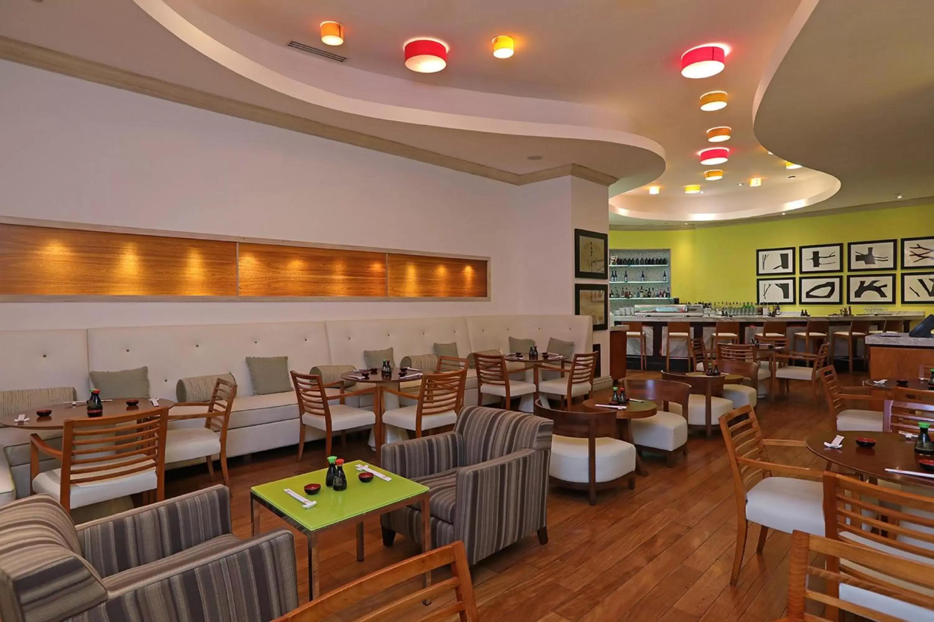 Lounge or bar, Restaurant/Places to Eat in Real InterContinental at Multiplaza Mall, an IHG Hotel