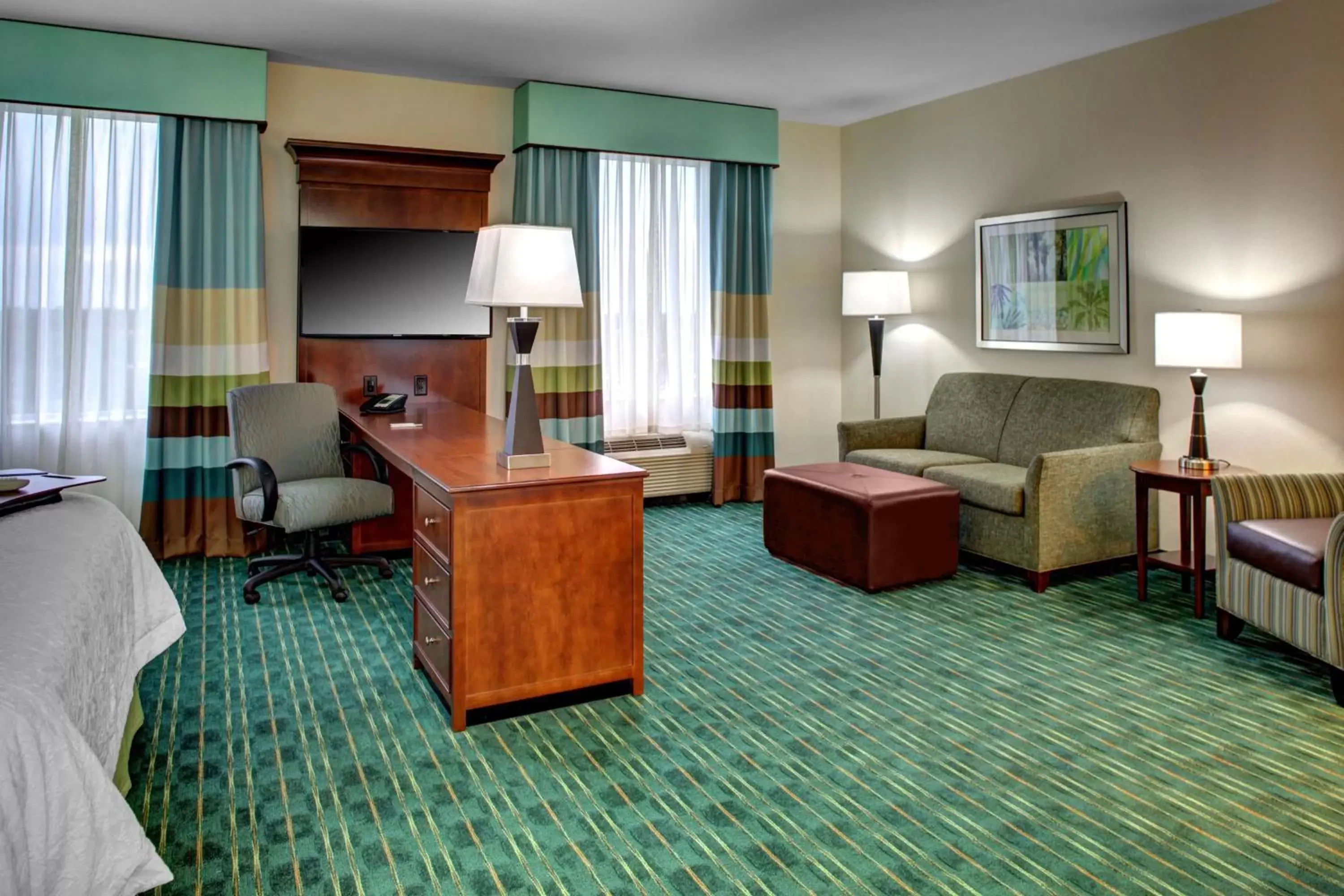 Bed, Seating Area in Hampton Inn and Suites Coconut Creek