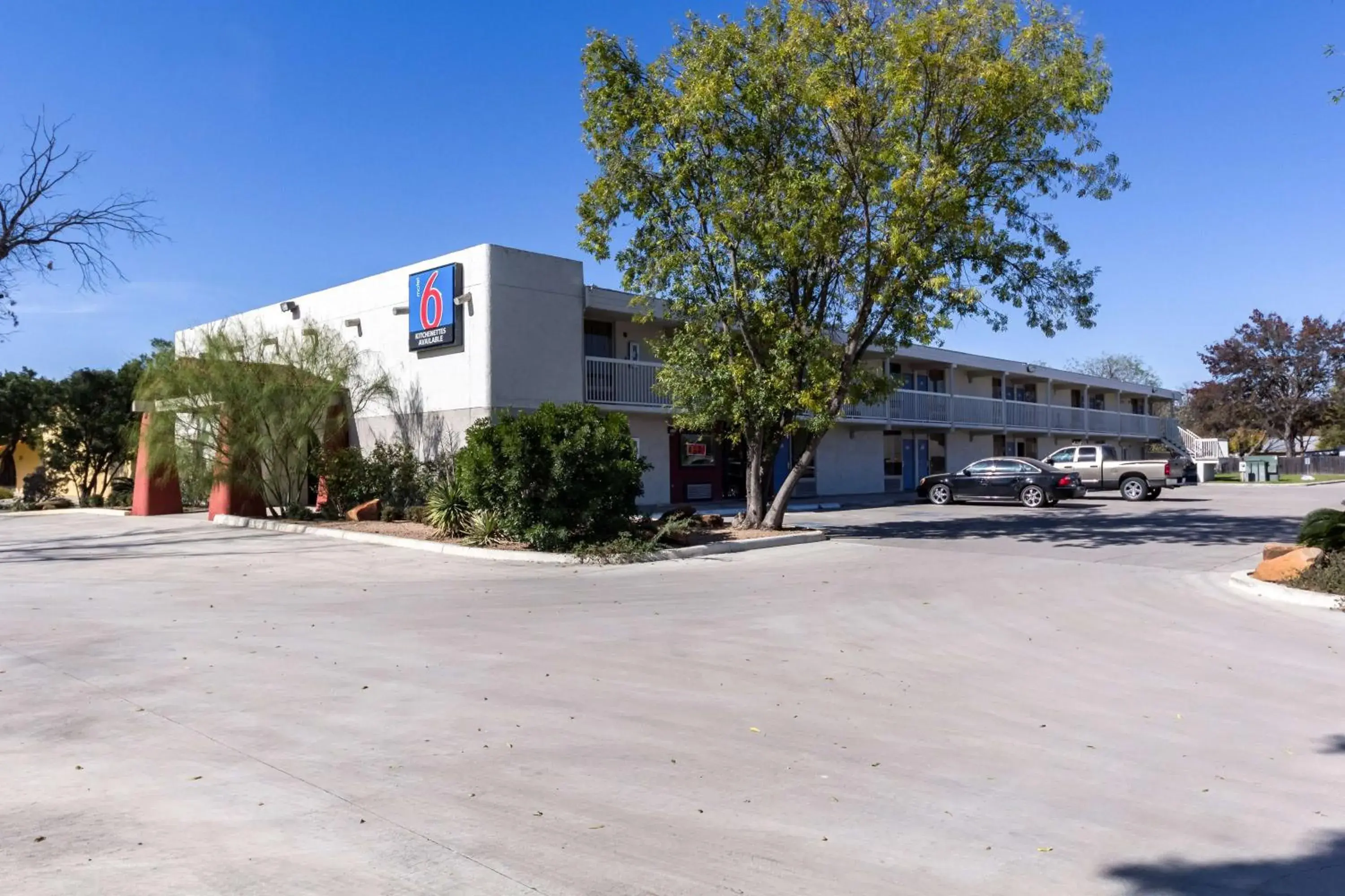 Property Building in Motel 6-Uvalde, TX