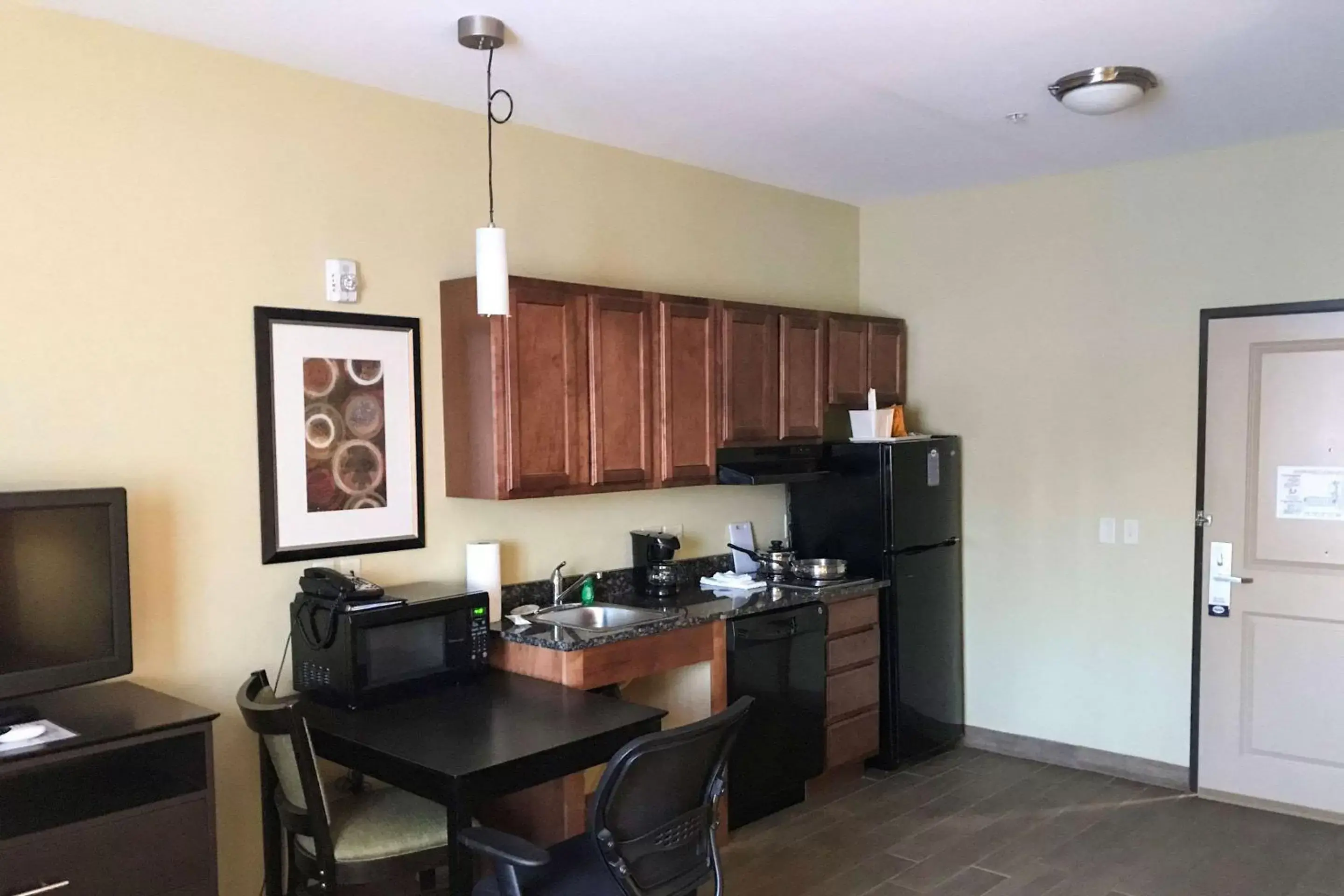 Photo of the whole room, Kitchen/Kitchenette in Suburban Studios Cedar Falls