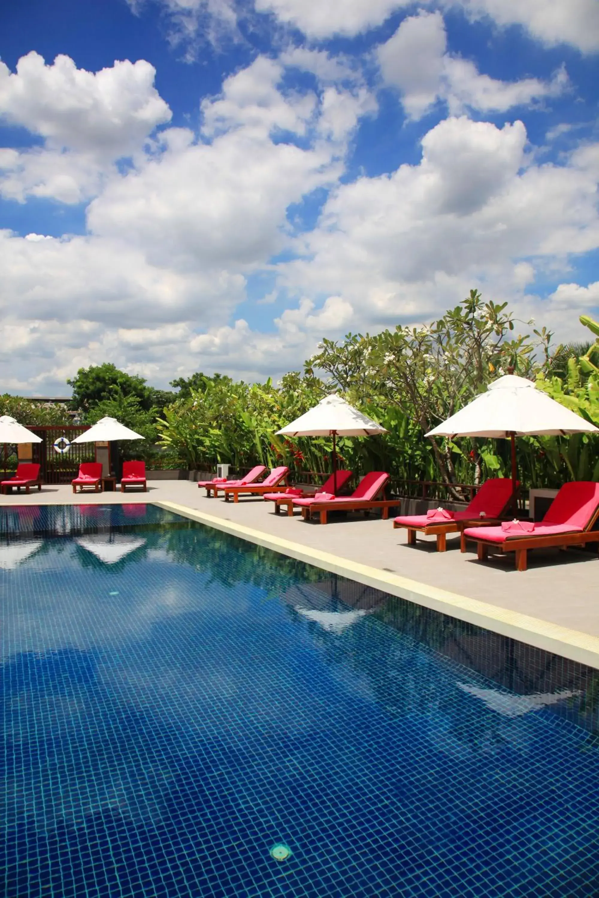 Swimming Pool in Amaranth Suvarnabhumi Hotel