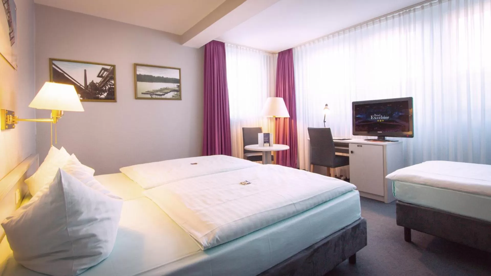 Photo of the whole room, Bed in Excelsior Bochum