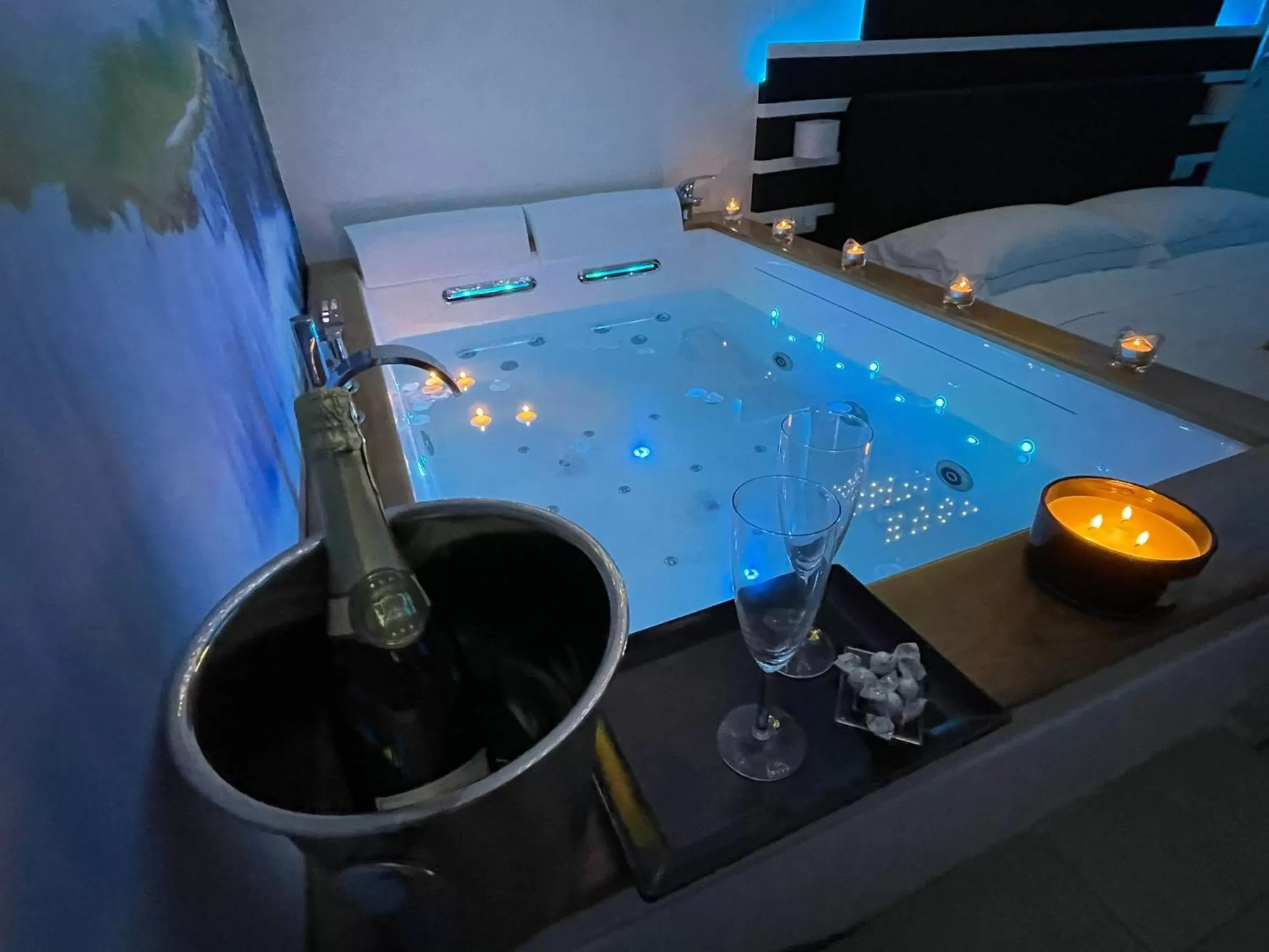 Hot Tub in Suite Ciclopi Acitrezza