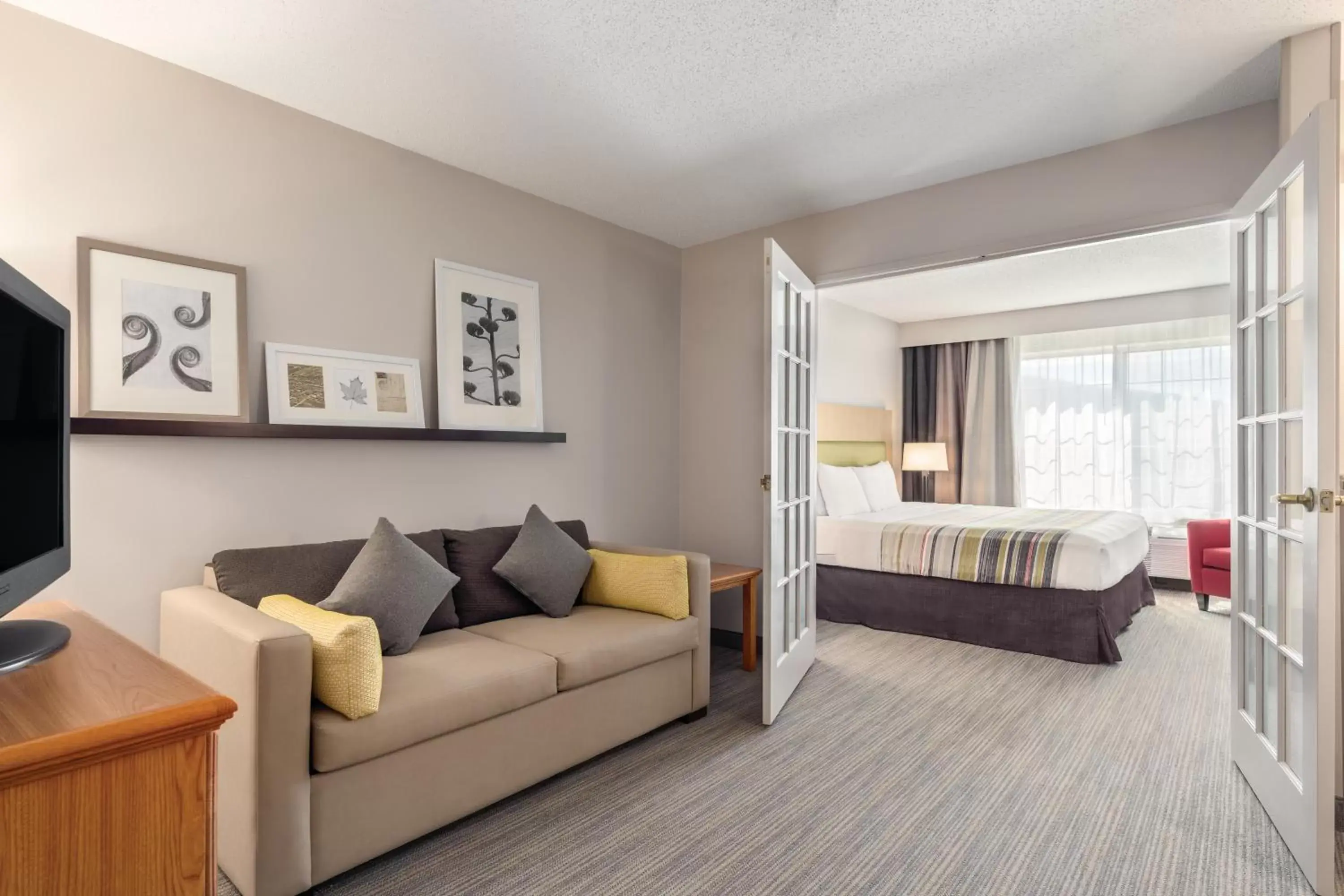 Living room, Seating Area in Country Inn & Suites by Radisson, Big Flats (Elmira), NY