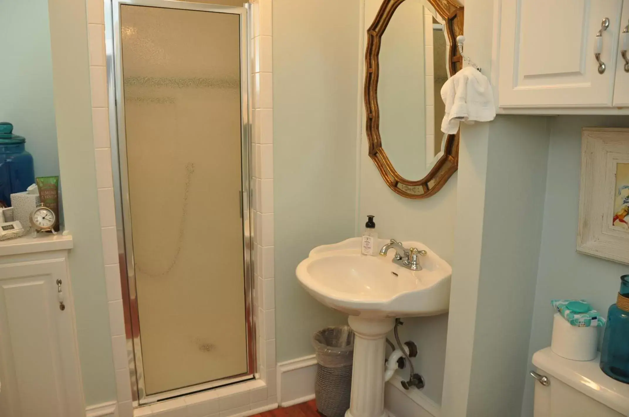 Bathroom in Trowell Historic Inn