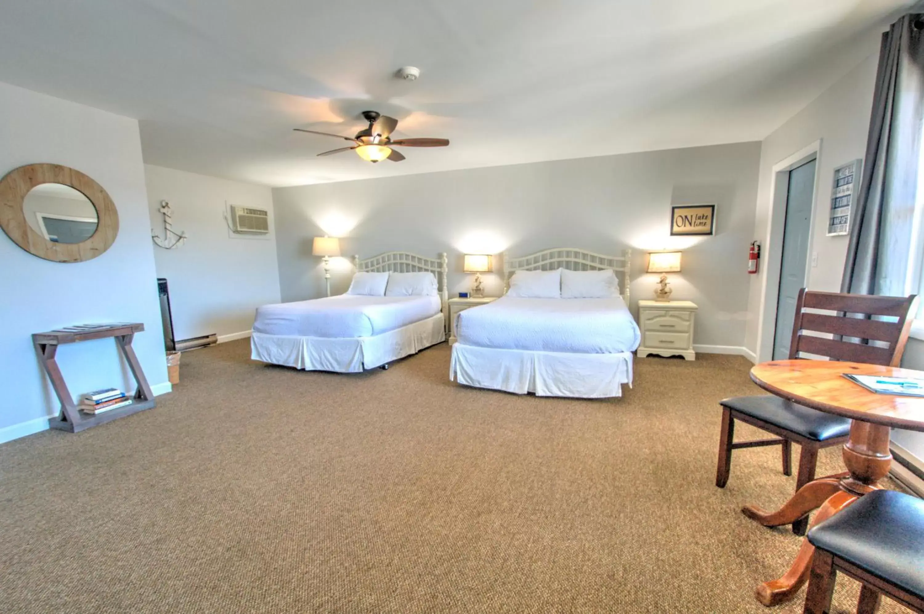 Photo of the whole room, Bed in East Shore Lodging