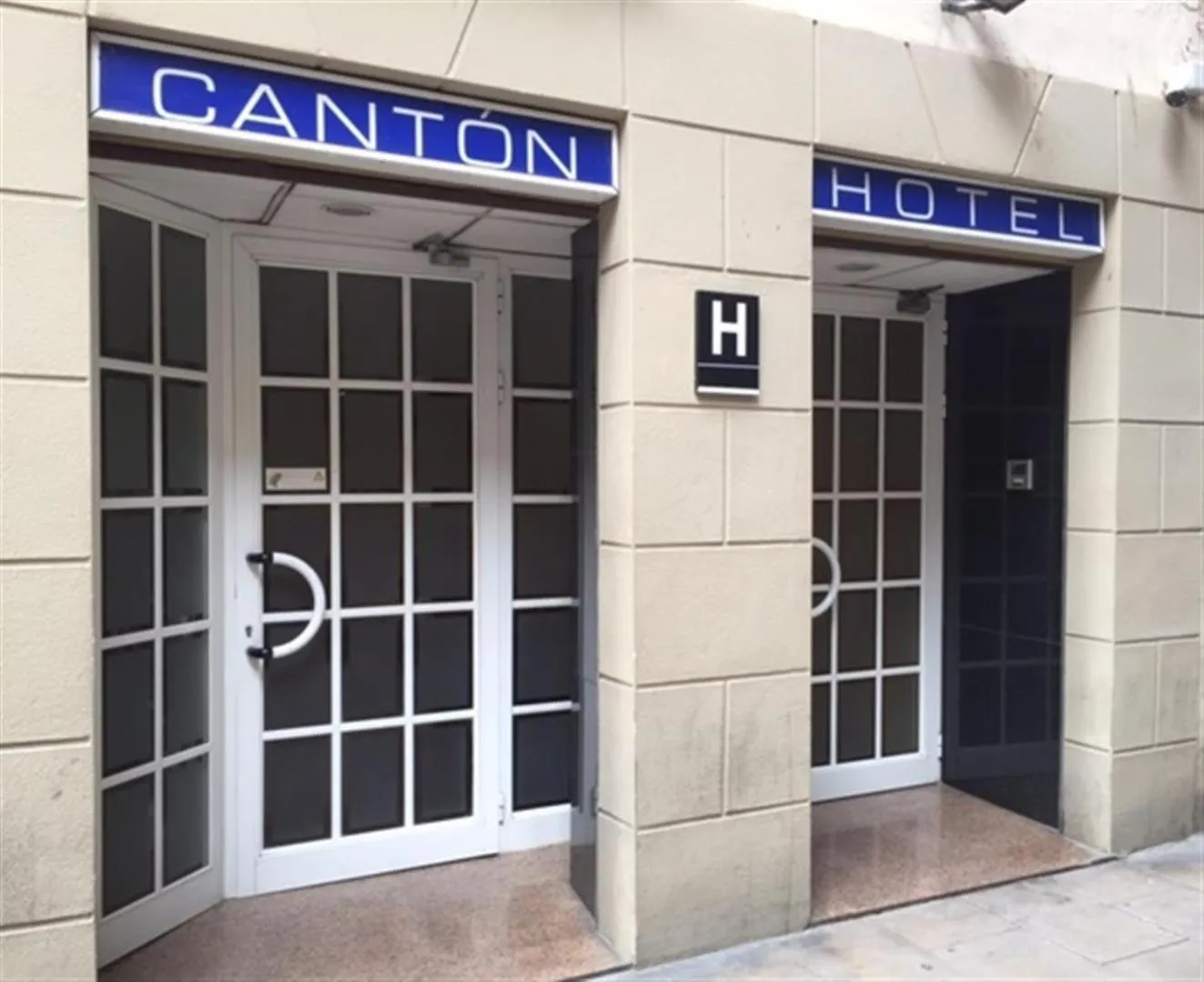 Property building in Hotel Cantón
