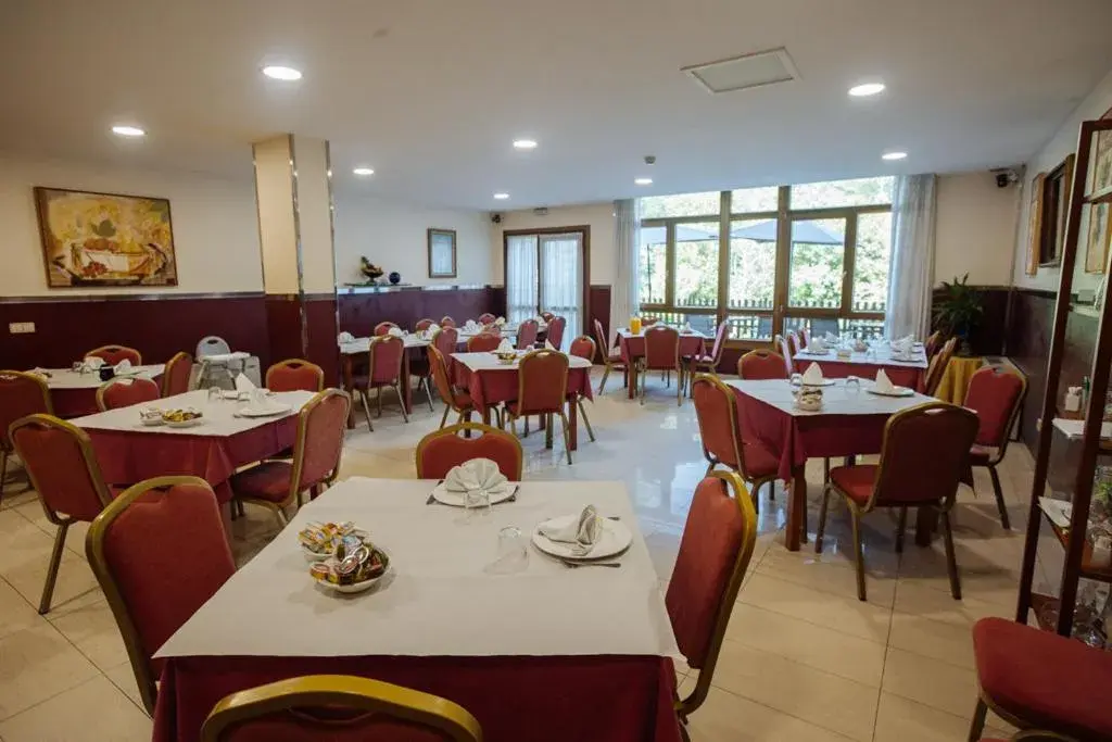 Dining area, Restaurant/Places to Eat in Hotel Ciudad Cangas de Onis