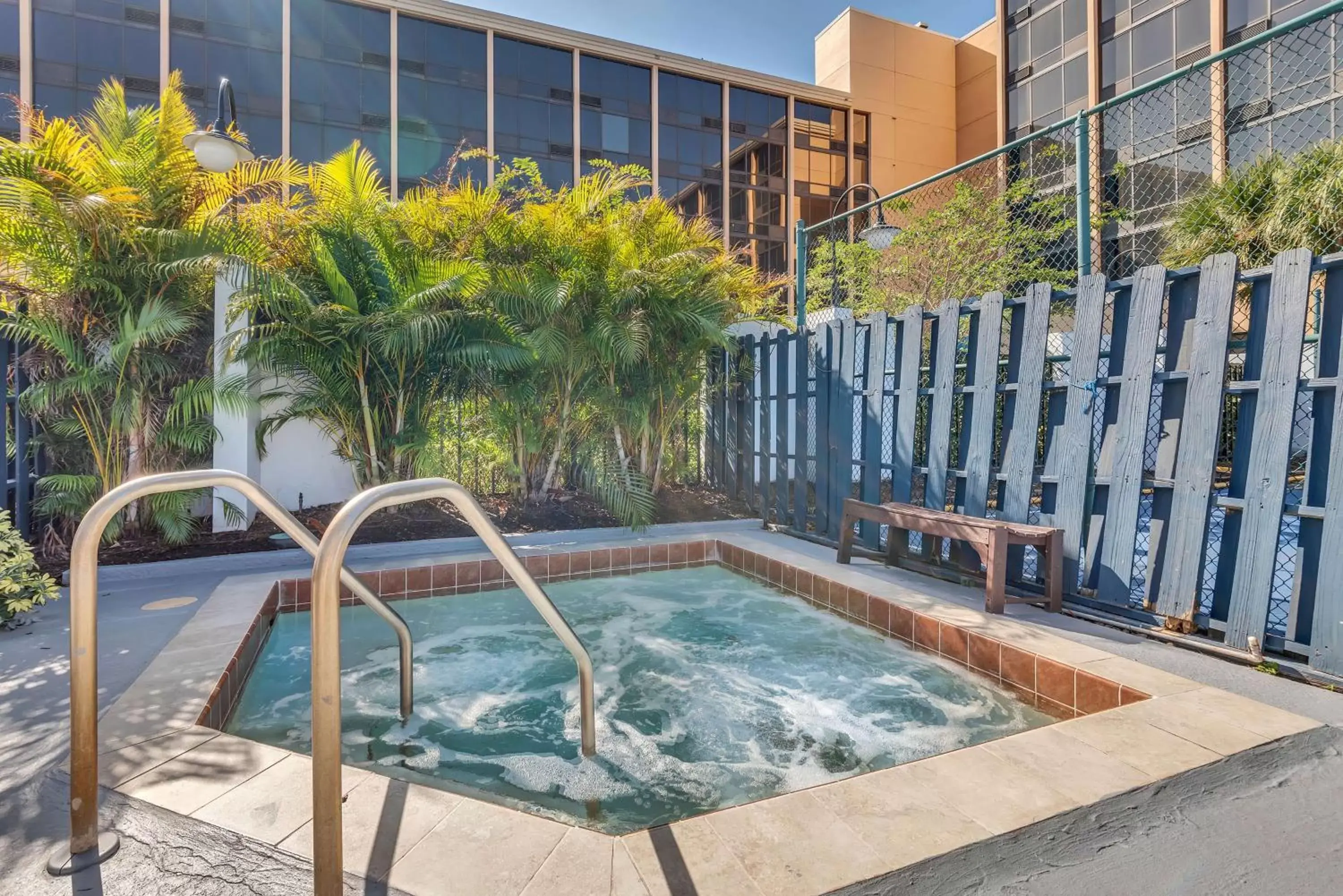 Hot Tub, Swimming Pool in Best Western Orlando Gateway Hotel