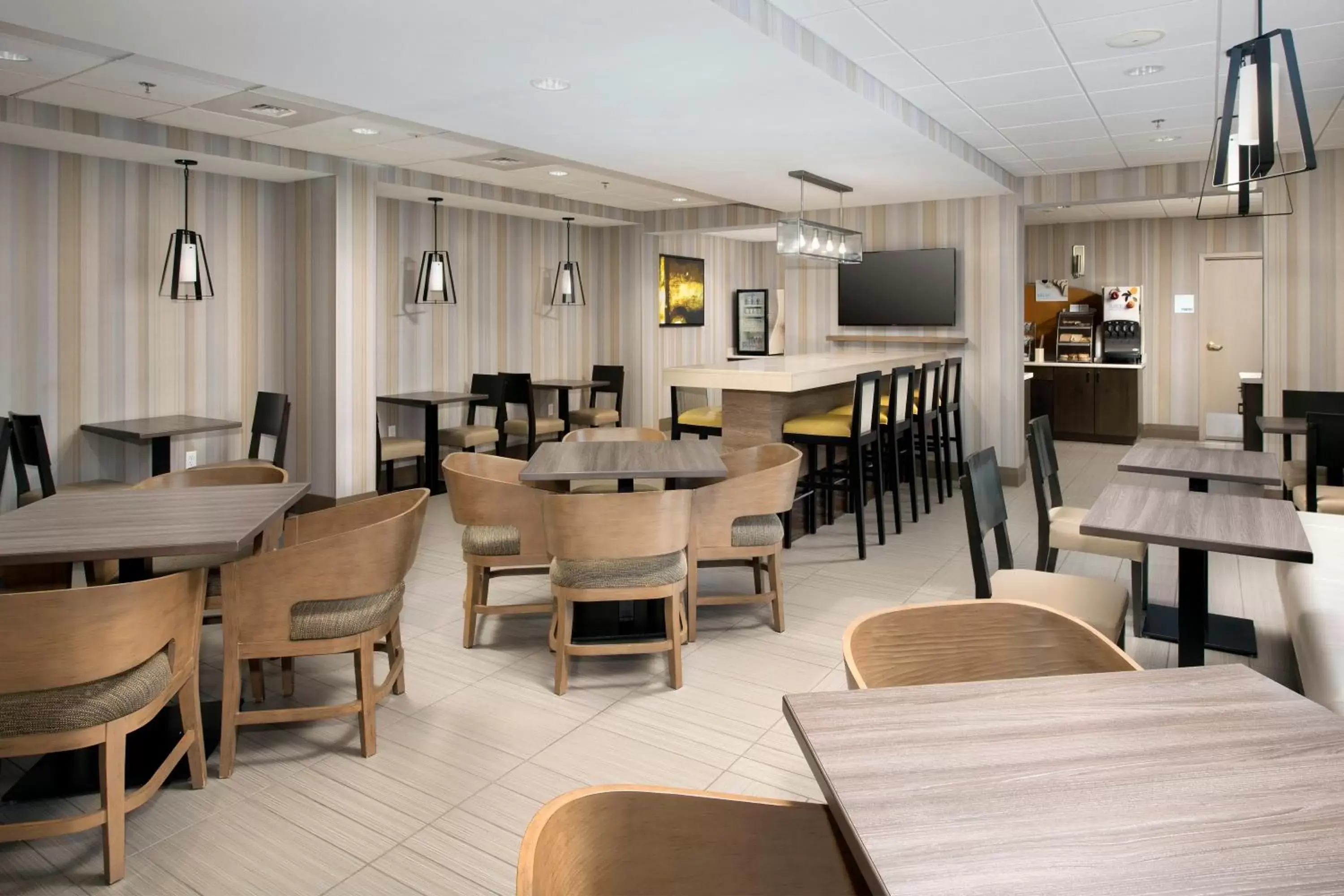 Breakfast, Restaurant/Places to Eat in Holiday Inn Express Boston North-Woburn, an IHG Hotel