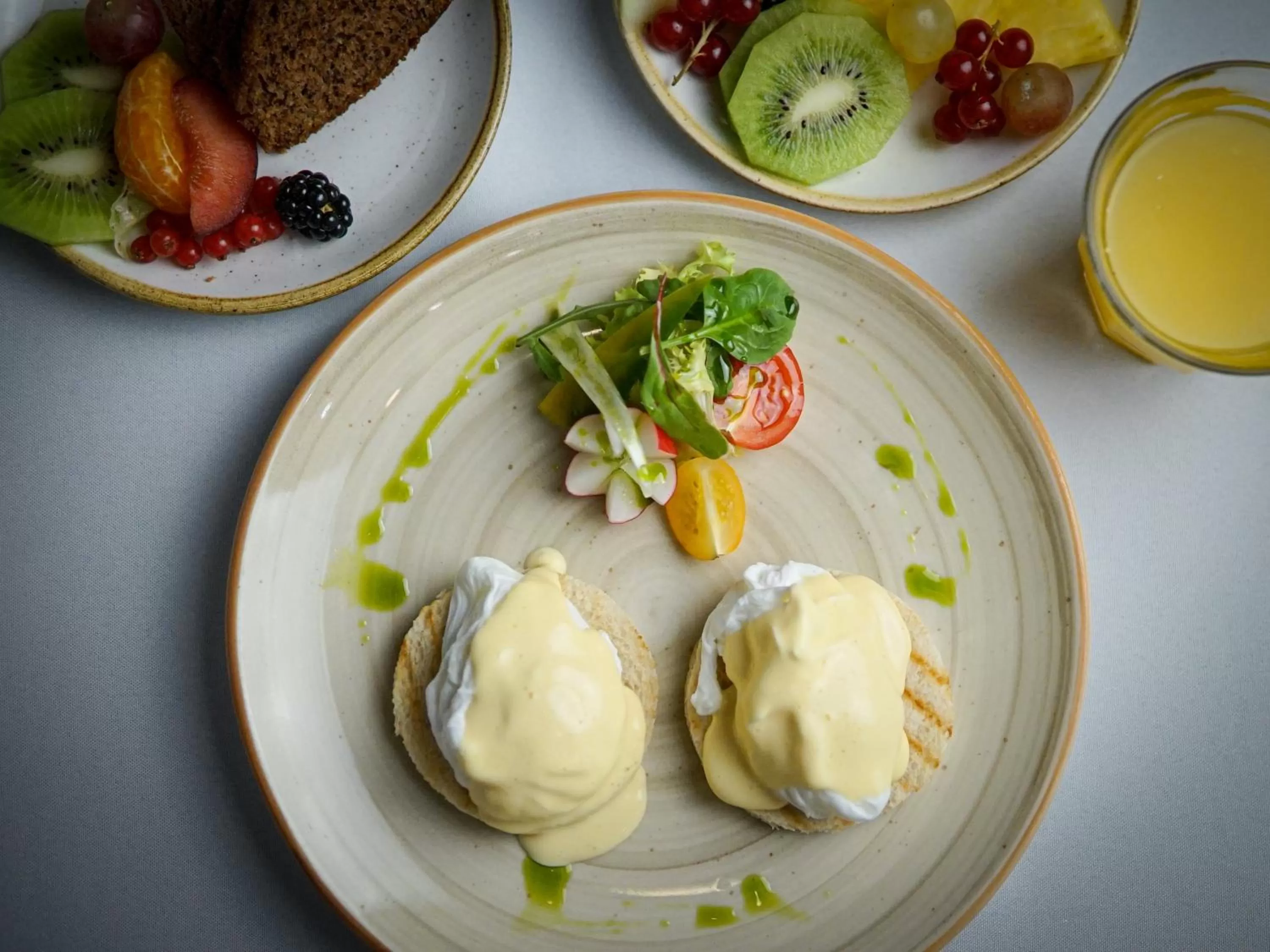 Food and drinks in Queen's Court Hotel & Residence