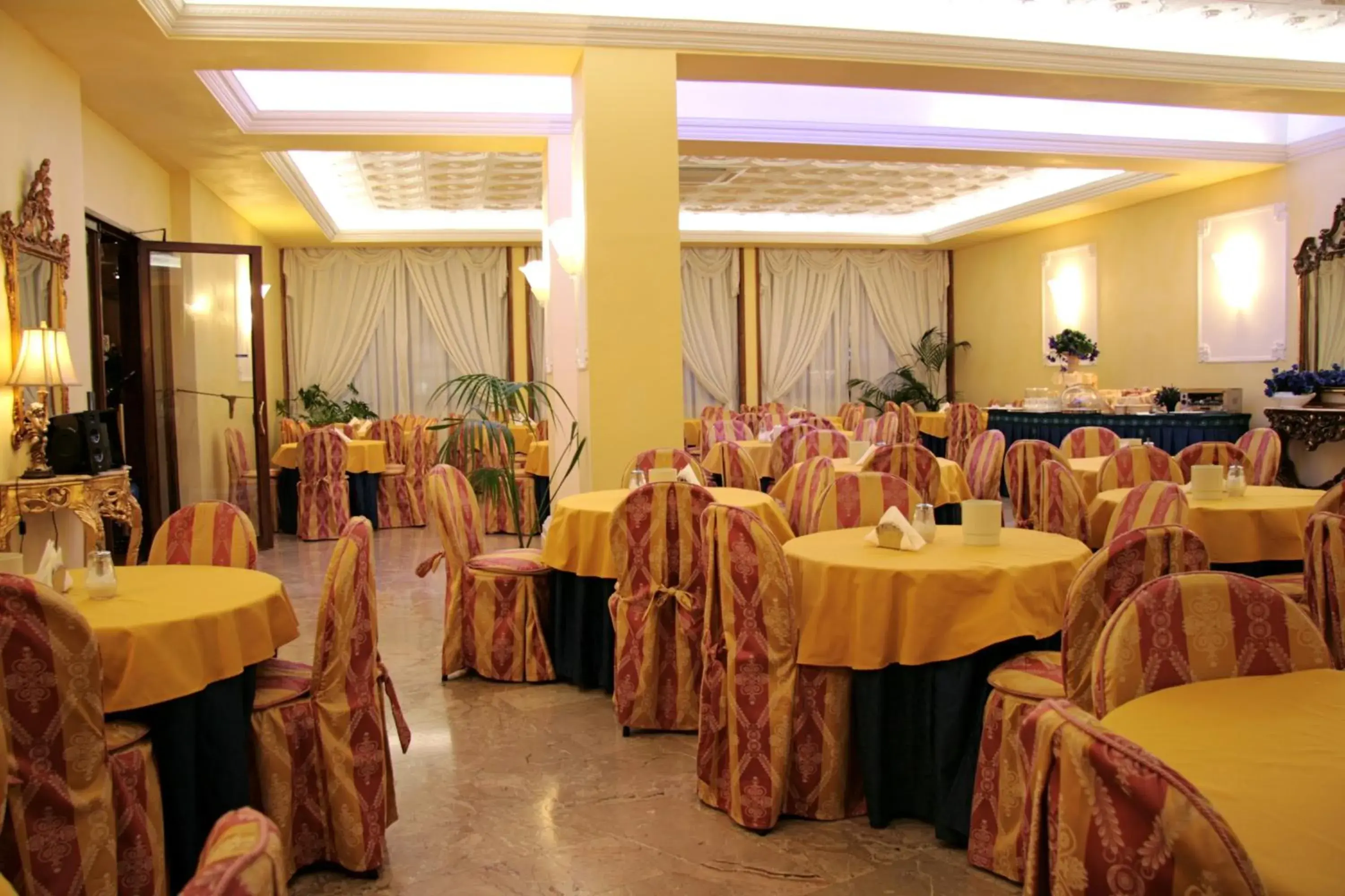 Lounge or bar, Banquet Facilities in Hotel Continentale