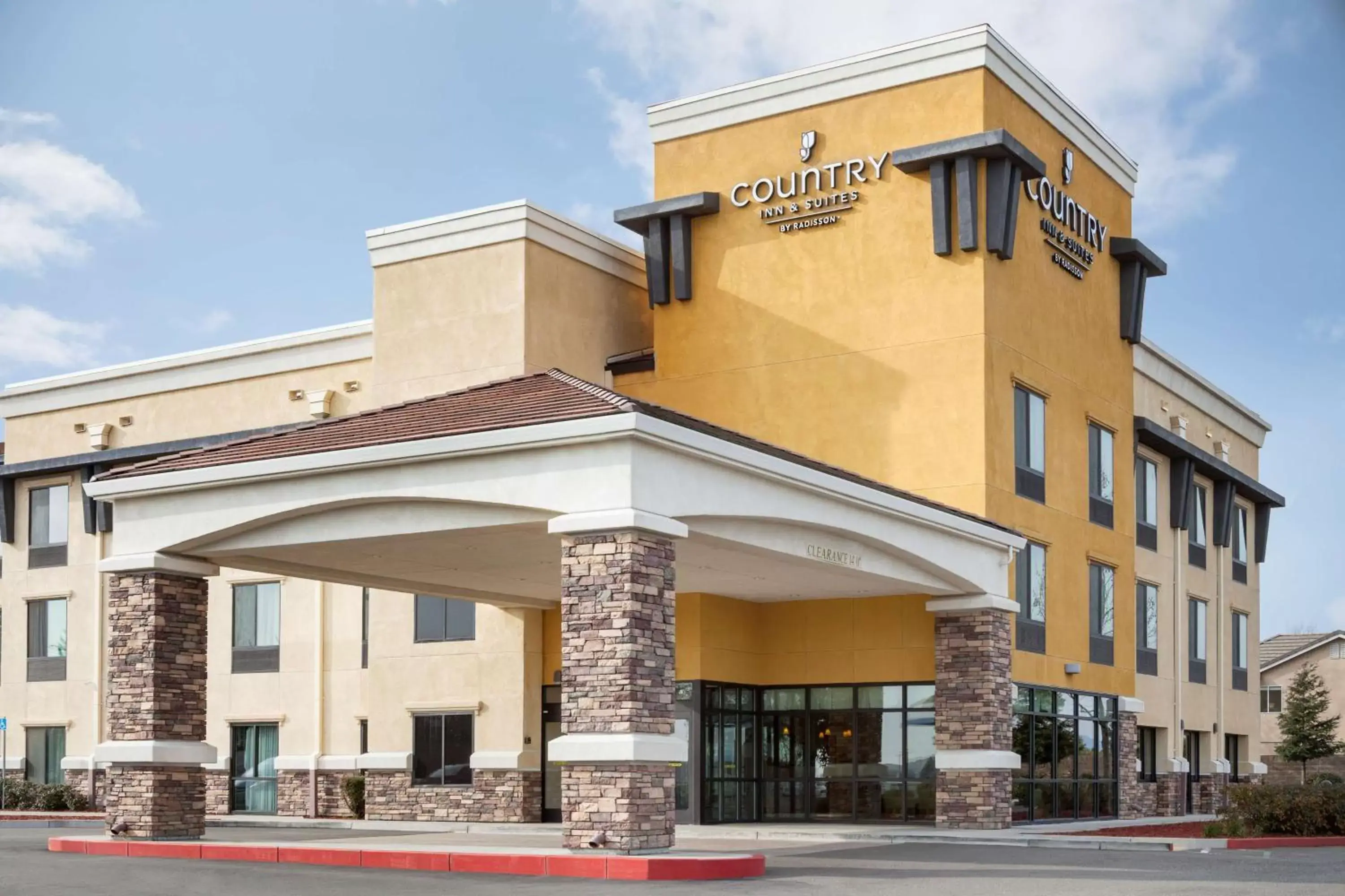 Property building in Country Inn & Suites by Radisson, Dixon, CA - UC Davis Area