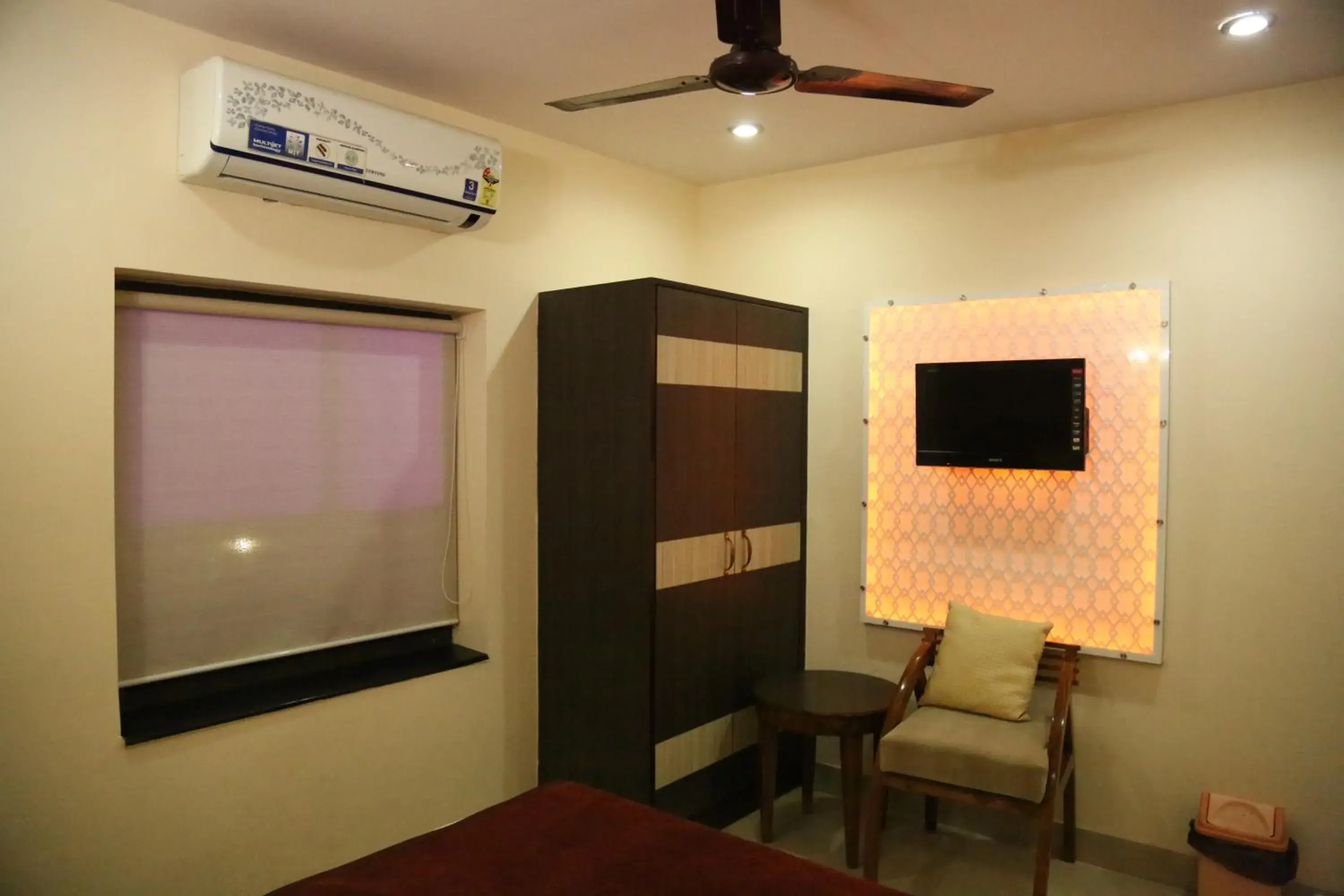 Bathroom, TV/Entertainment Center in Hotel Ganpati Palace