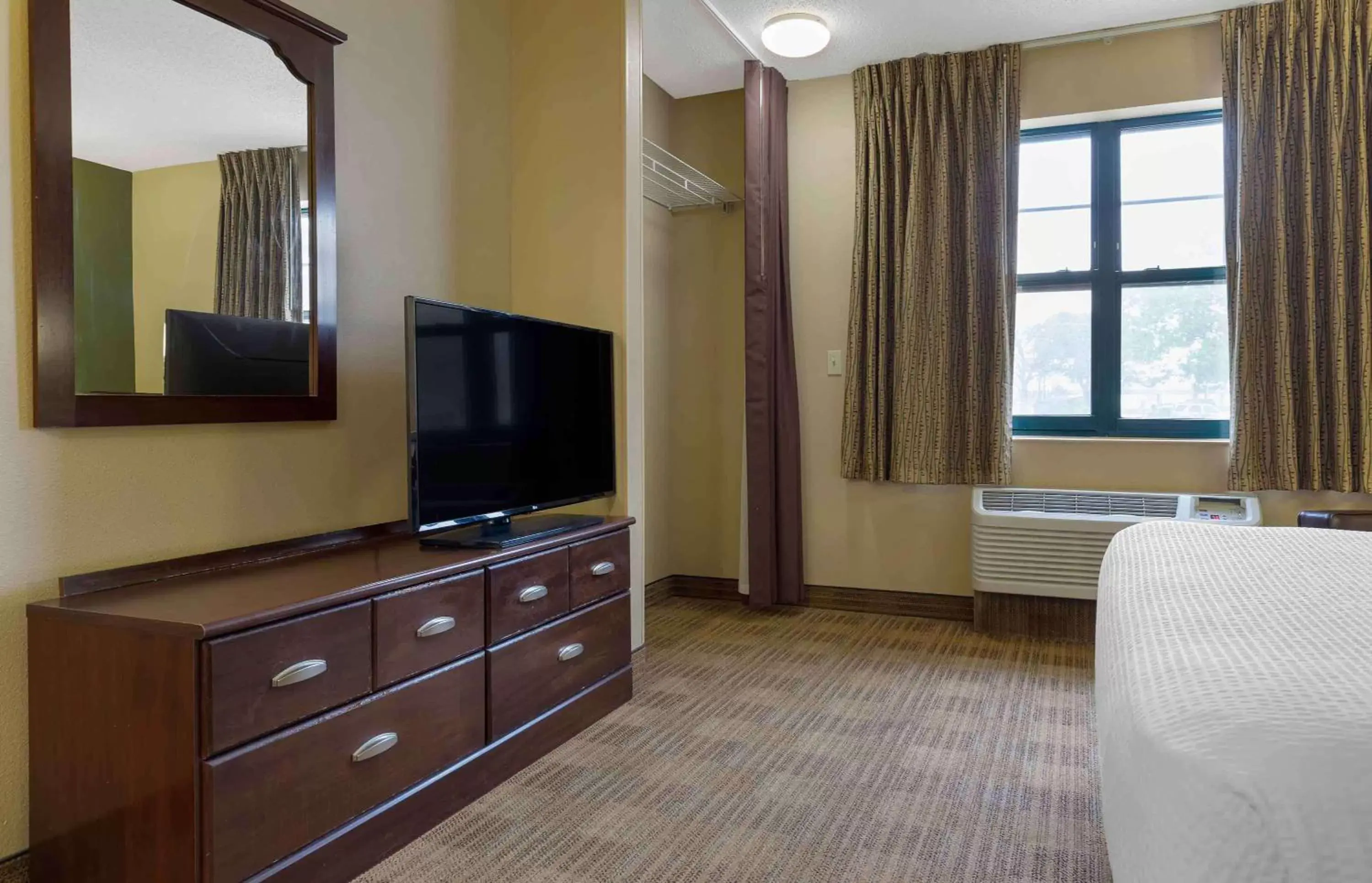 Bedroom, TV/Entertainment Center in Extended Stay America Suites - Waco - Woodway