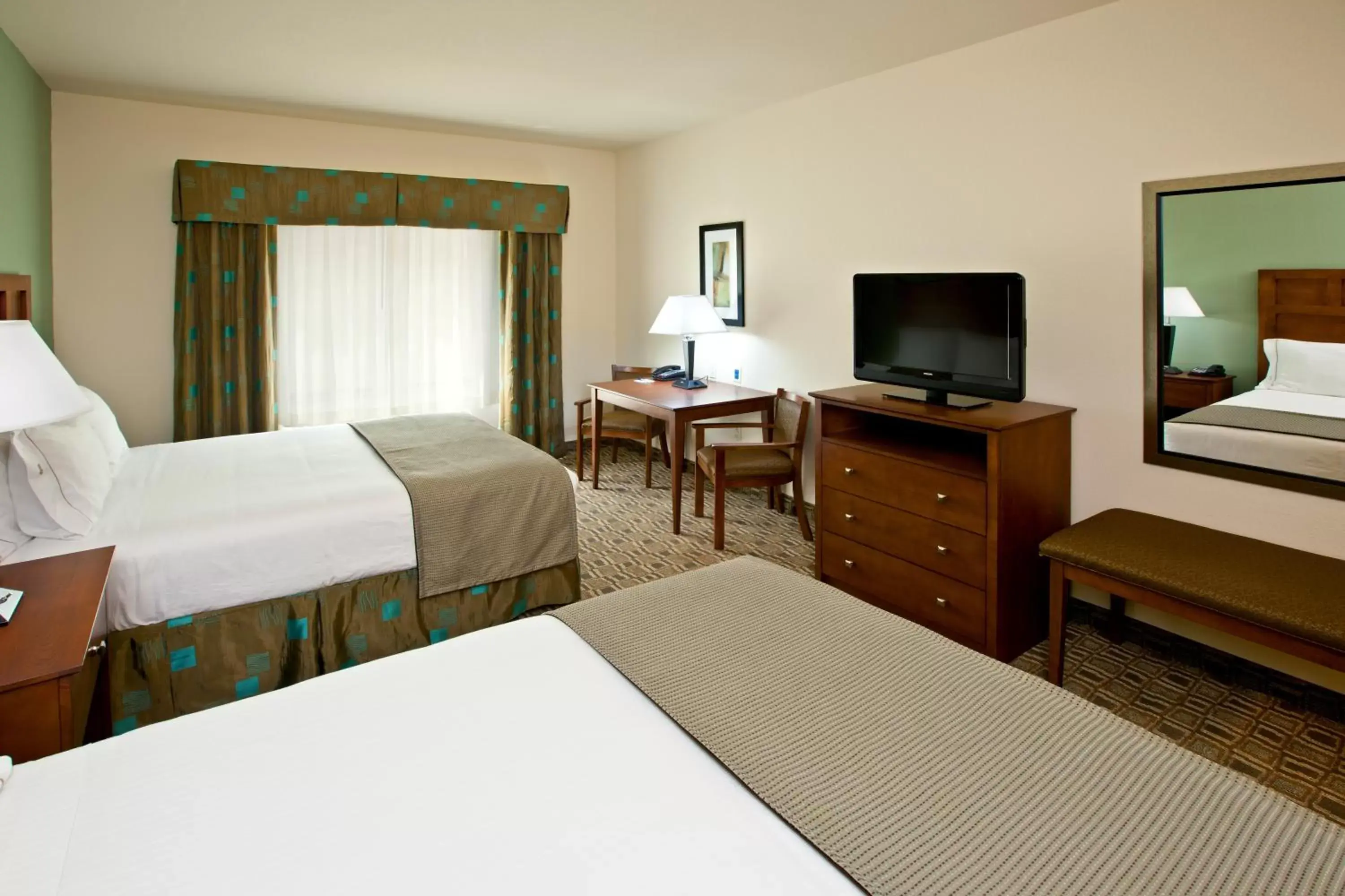 Photo of the whole room, Bed in Holiday Inn Express & Suites Ripley, an IHG Hotel