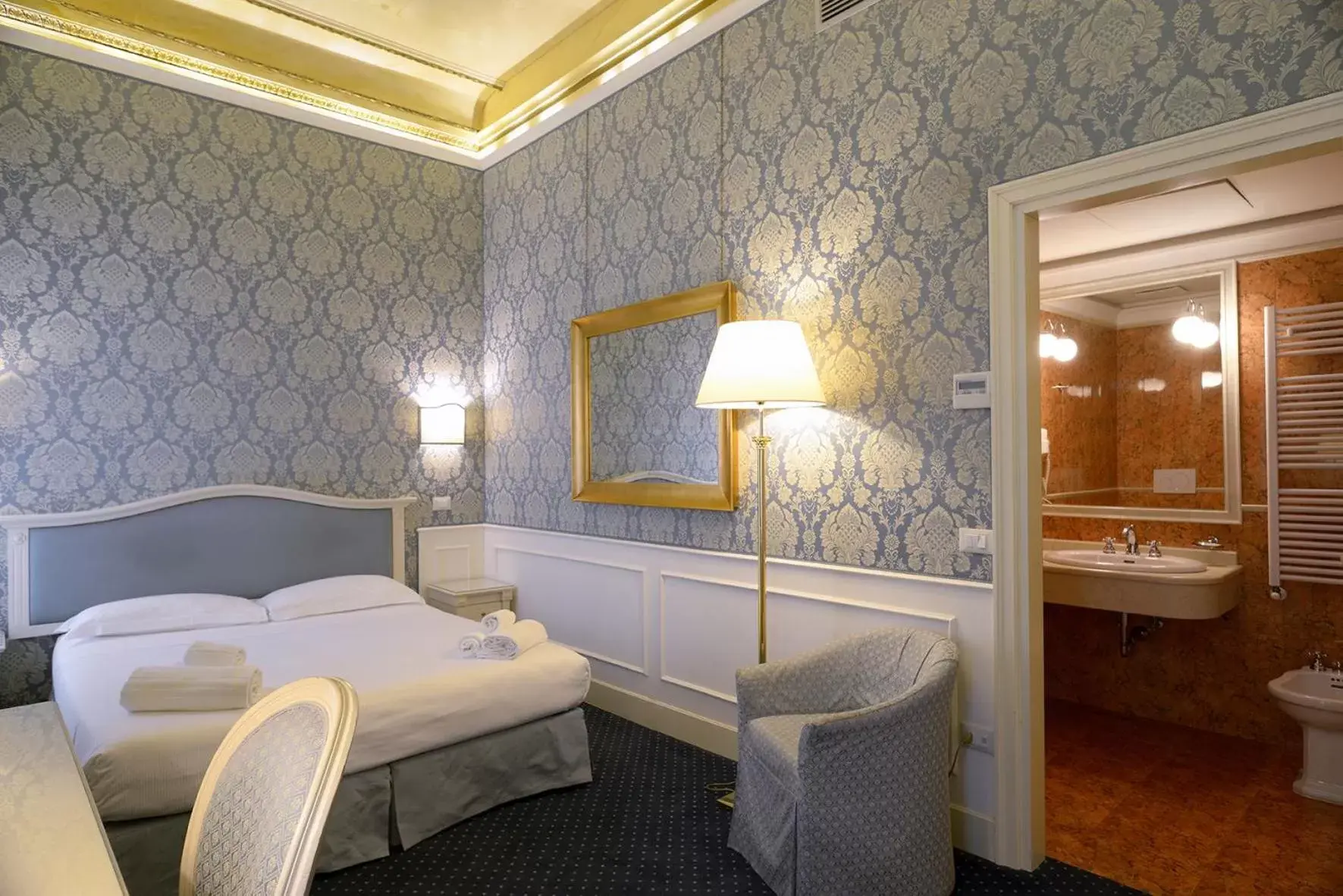 Bathroom, Bed in Corte Barozzi Venice Suites