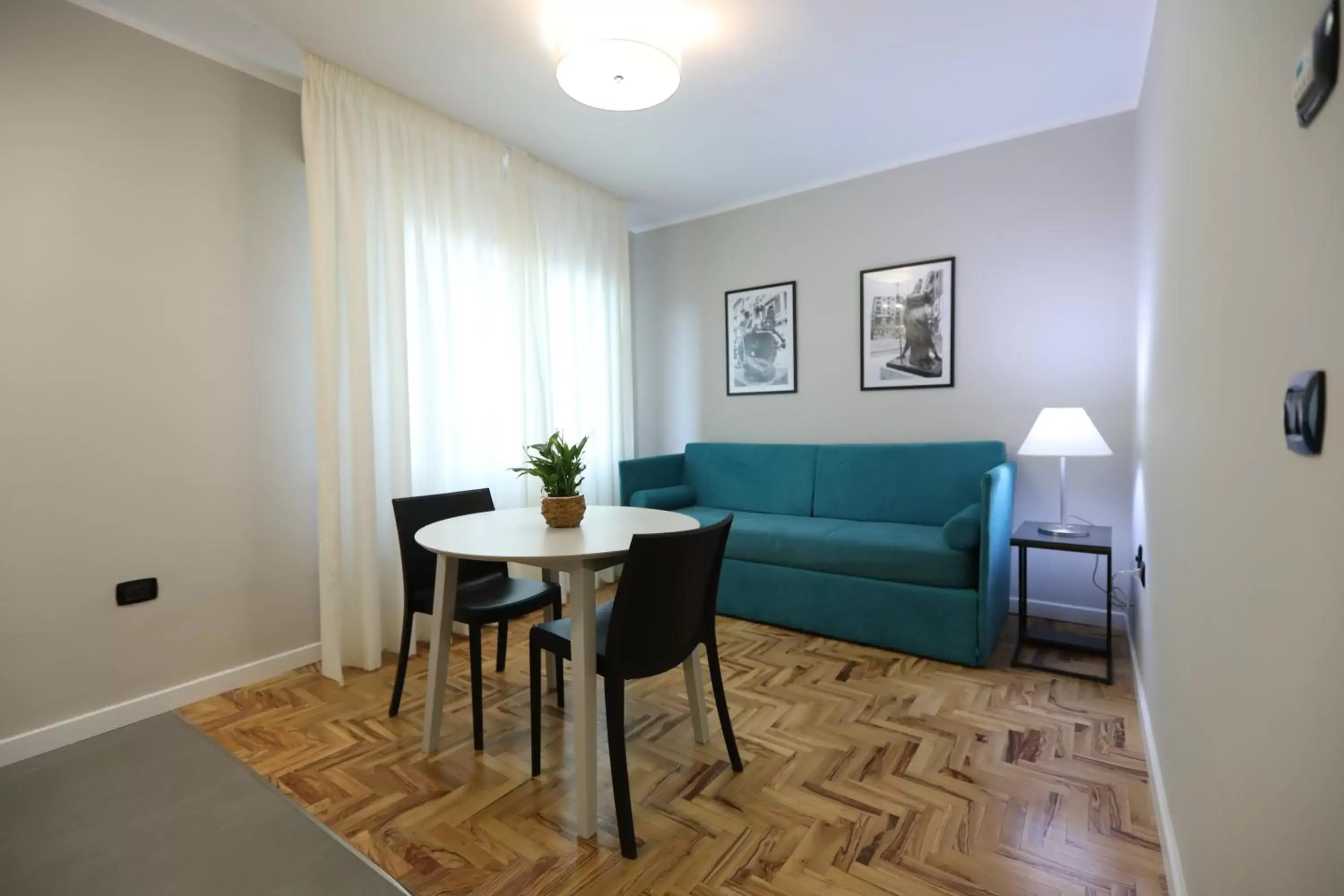 Kitchen or kitchenette, Seating Area in Royal Hotel