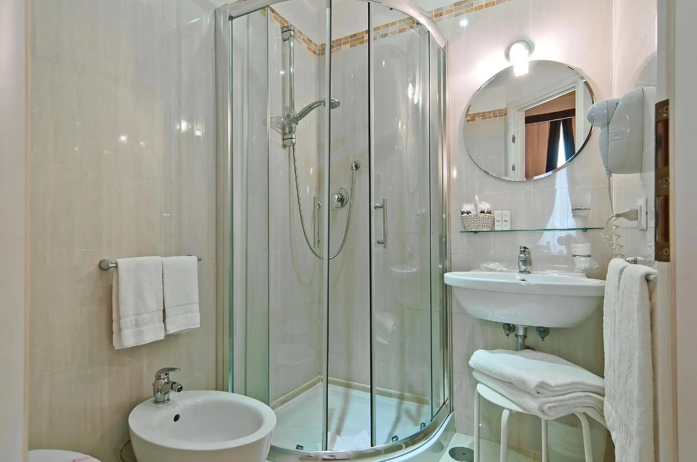 Shower, Bathroom in Relais Le Clarisse