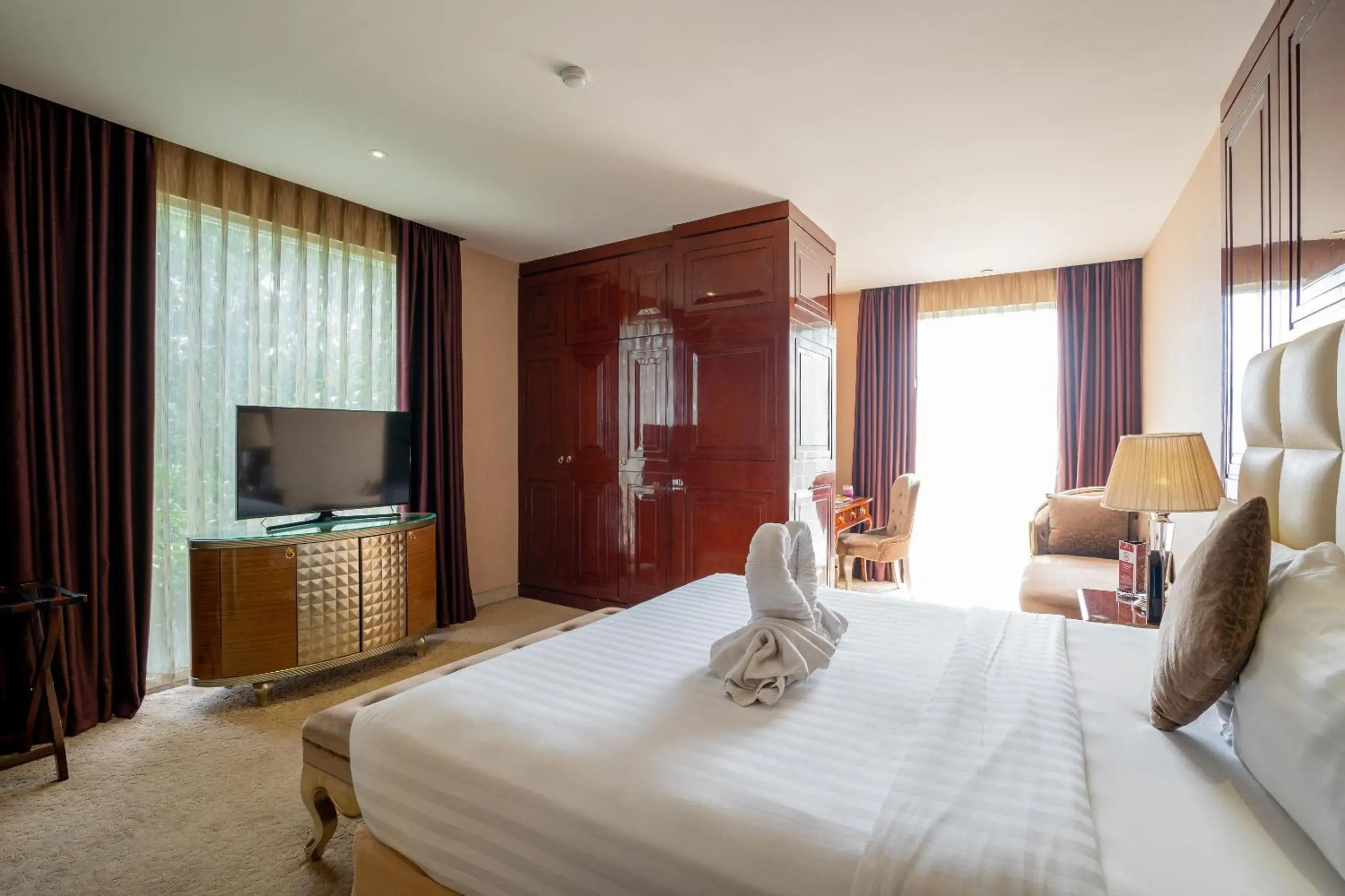 Bedroom, TV/Entertainment Center in Belviu Hotel Bandung